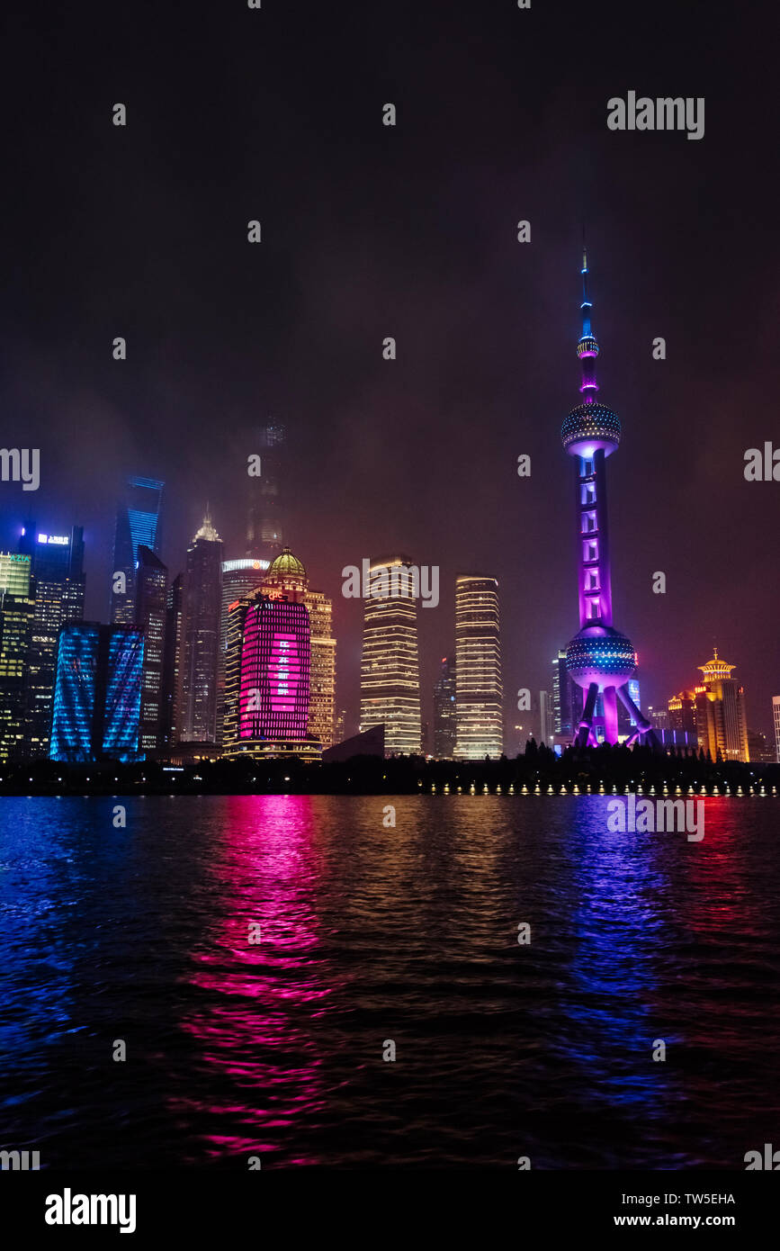 Vista notturna di alta sorge dal fiume Huangpu, Pudong, Shanghai, Cina Foto Stock