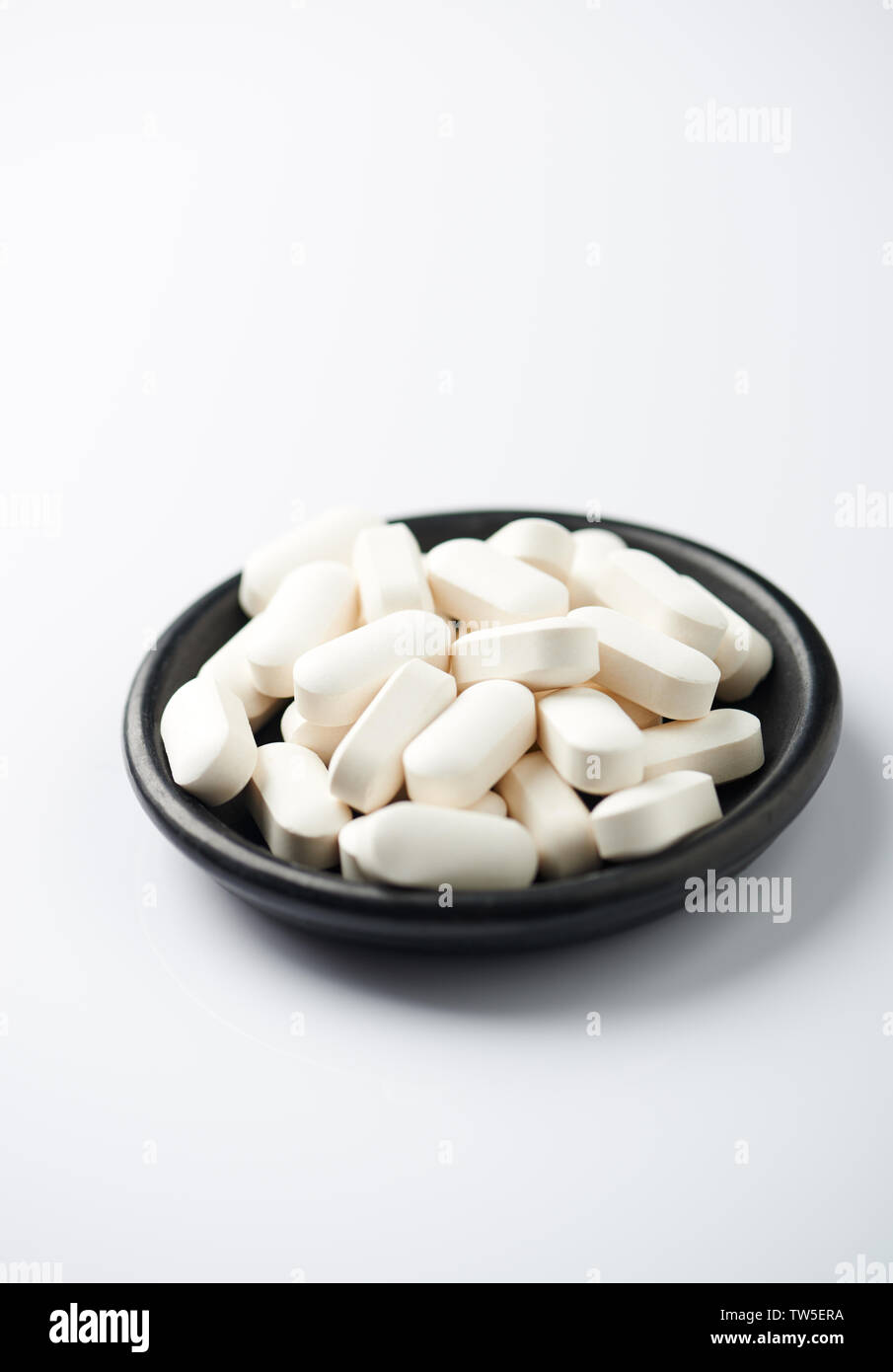 GABA (acido gamma-amminobutirrico) compresse. Concetto per una sana integrazione dietetica. Foto Stock