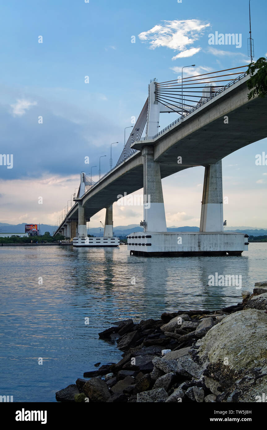 Il Sud Est asiatico,Filippine,Metro Cebu,Cebu,Marcello Fernan Bridge al tramonto Foto Stock