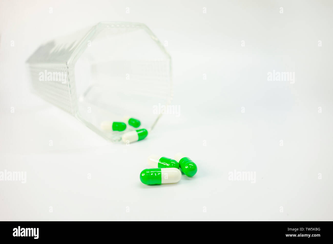 Il vetro. Si versa la medicina. Foto Stock