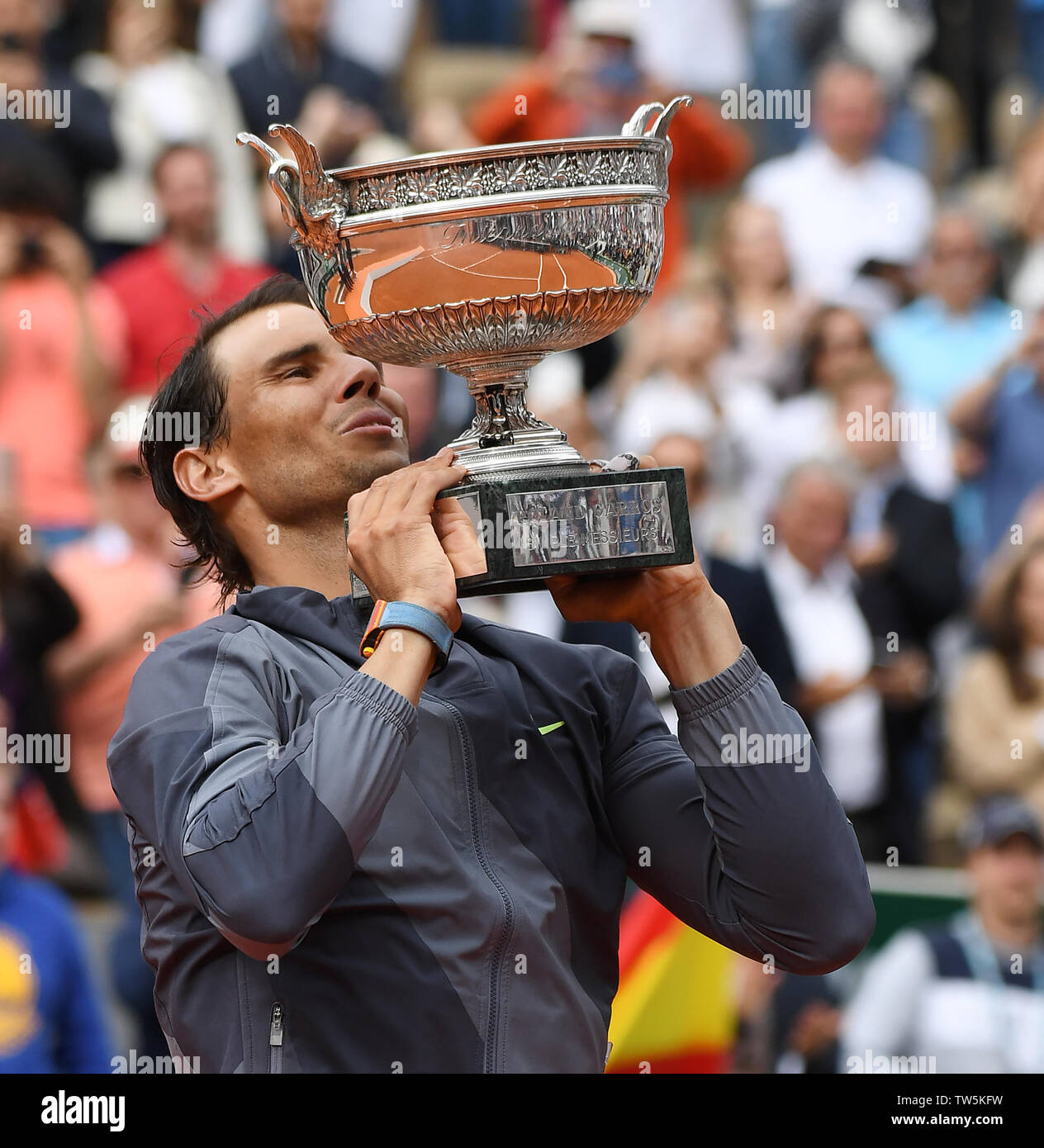 Parigi Francia French Open Championships Roland Garros Rafa Nadal (ESP) festeggia con la treophy come vince un record xii Mens singles titolo Phot Foto Stock