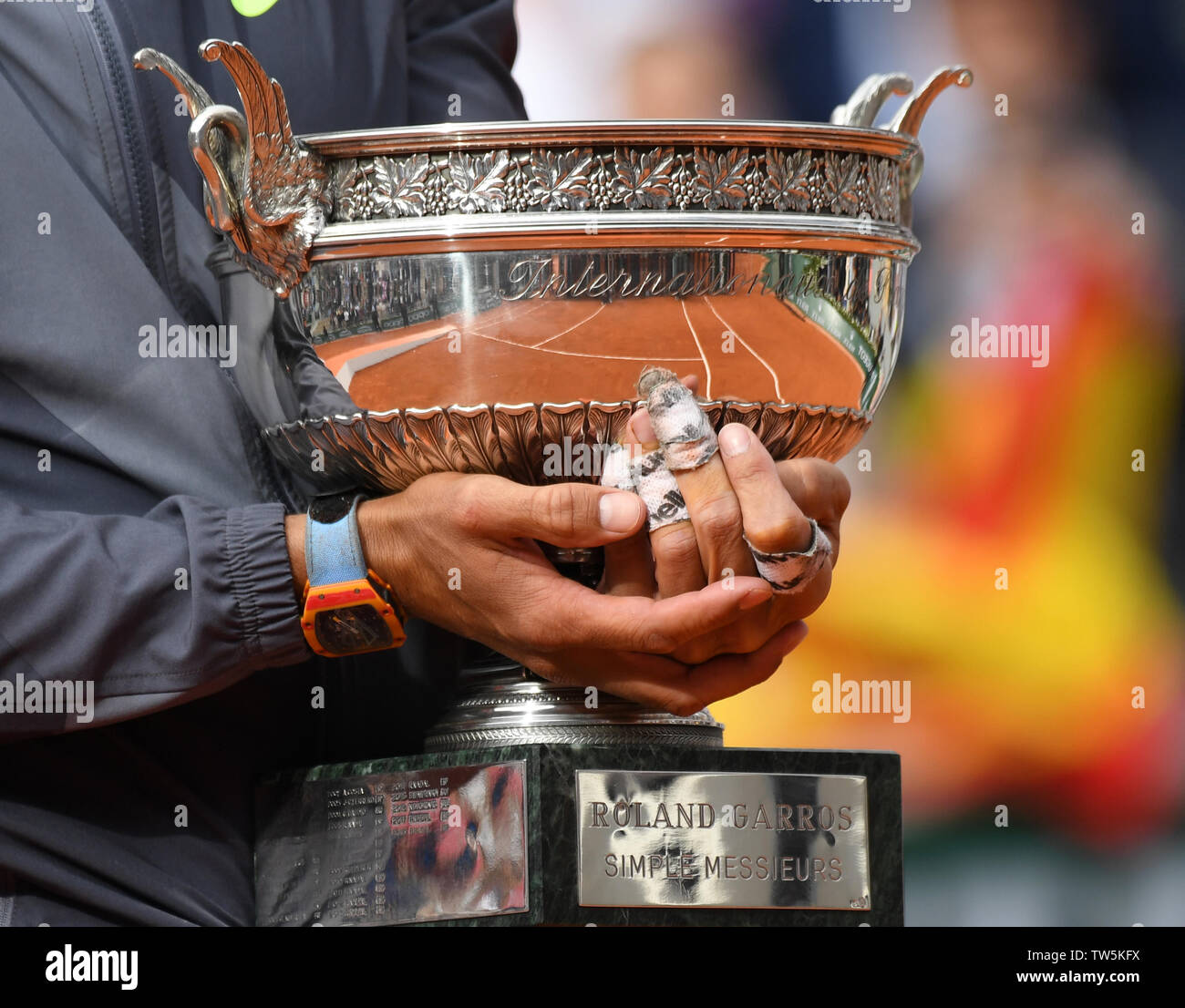 Parigi Francia French Open Championships Roland Garros con queste mani Rafa Nadal (ESP) con il trofeo dopo vince un record xii Mens singles titolo Foto Stock