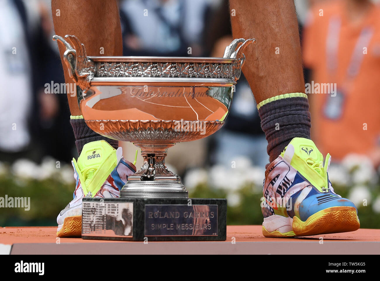 Parigi Francia French Open Championships Roland Garros Rafa Nadal (ESP) con trofeo ai suoi piedi come vince un record xii Mens singles titolo foto Rog Foto Stock