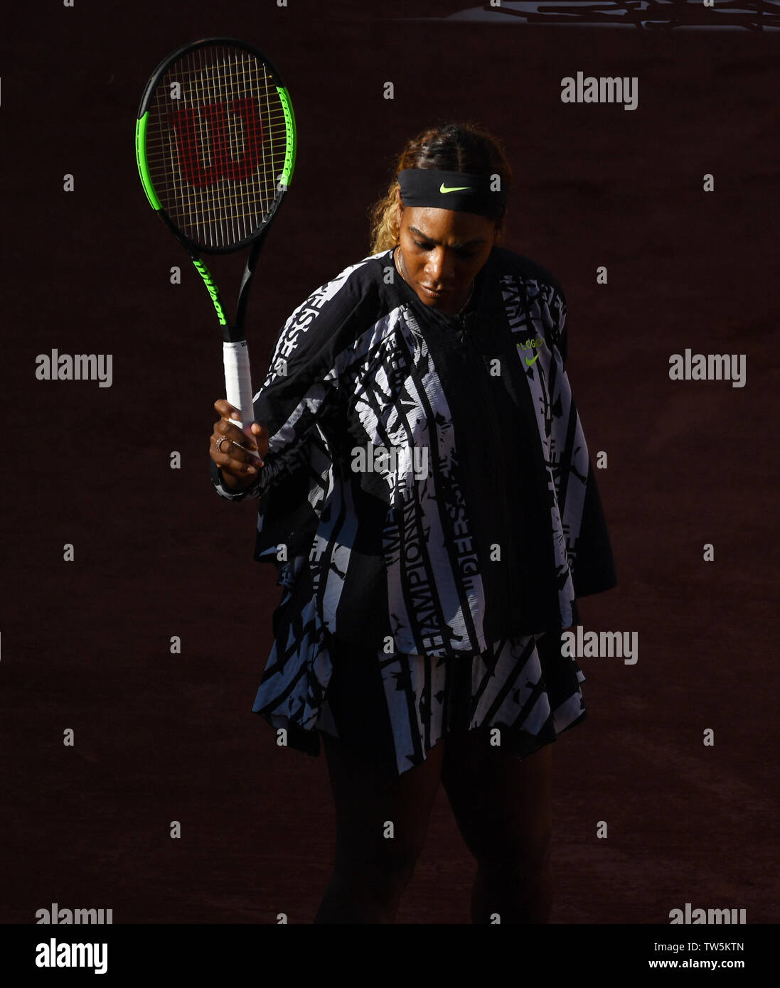 Parigi Francia French Open Championships Roland Garros Serena Williams (USA) in azione durante il secondo turno singles match foto Roger Parker Internation Foto Stock