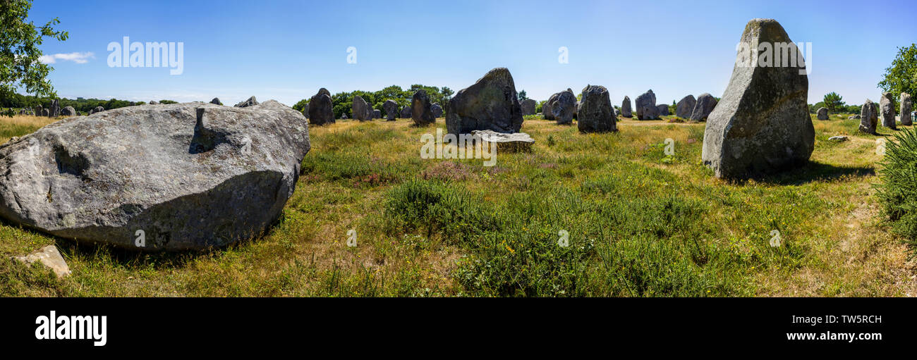 Vista delle pietre permanente, menhir, nel villaggio di Carnac, Brittany, Francia. Punto di riferimento megalitica Foto Stock