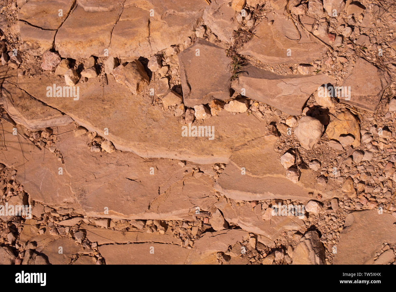 Strati di calcare con ciottoli e rocce Foto Stock