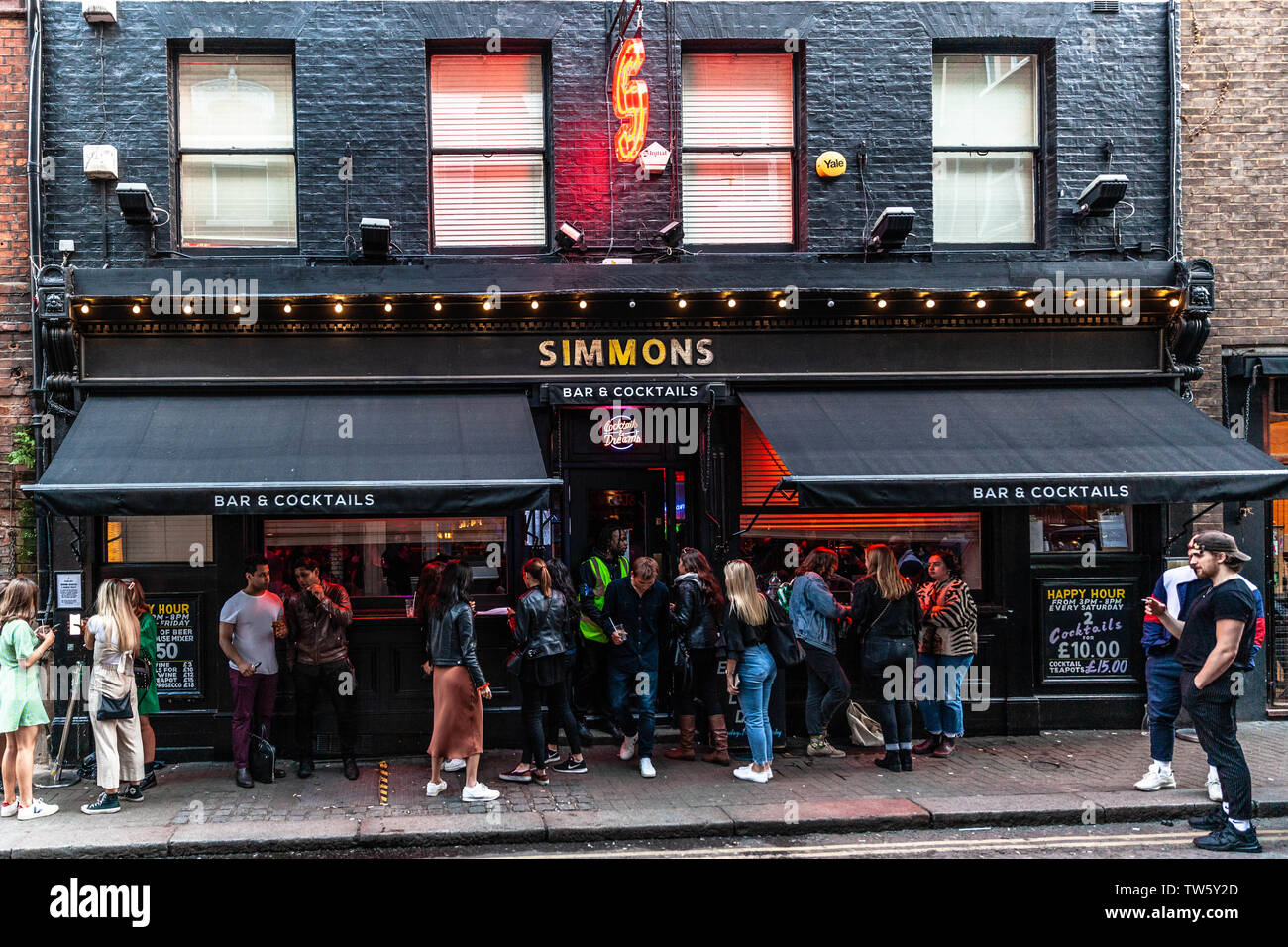 Un affollato bar esterno su un sabato pomeriggio, Soho, Londra, Inghilterra, Regno Unito. Foto Stock