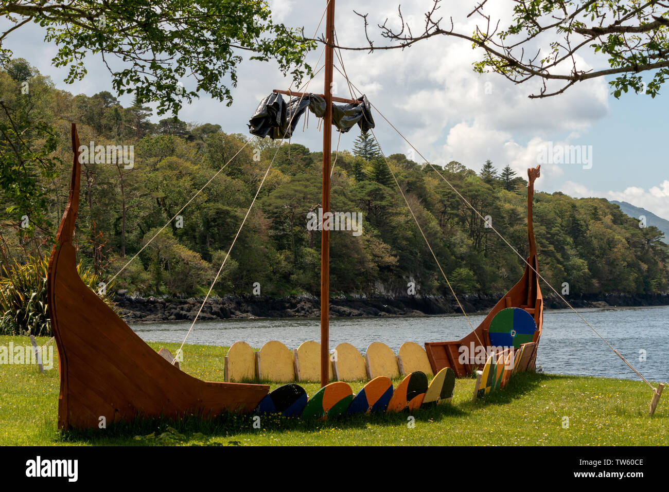 Compensato Barca vichinga mock-up a Kenmare Bay in onore del prossimo evento Vikingdom Raft Race a Kenmare, County Kerry, Irlanda. Foto Stock