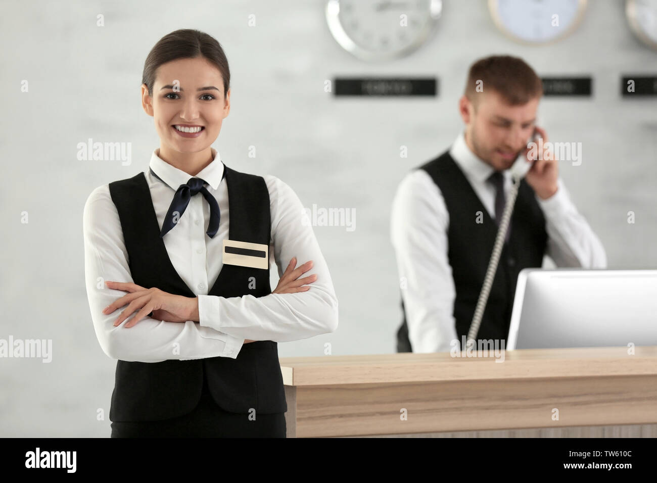 Hotel receptionist immagini e fotografie stock ad alta risoluzione - Alamy