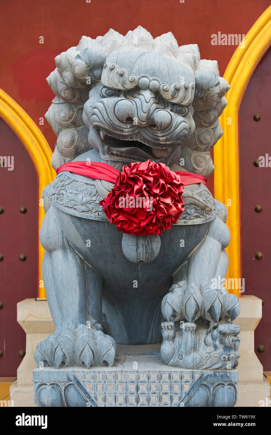 Statua di Pietra di Lion nel Tempio Huaning, Yining (Ghulja), provincia dello Xinjiang, Cina Foto Stock