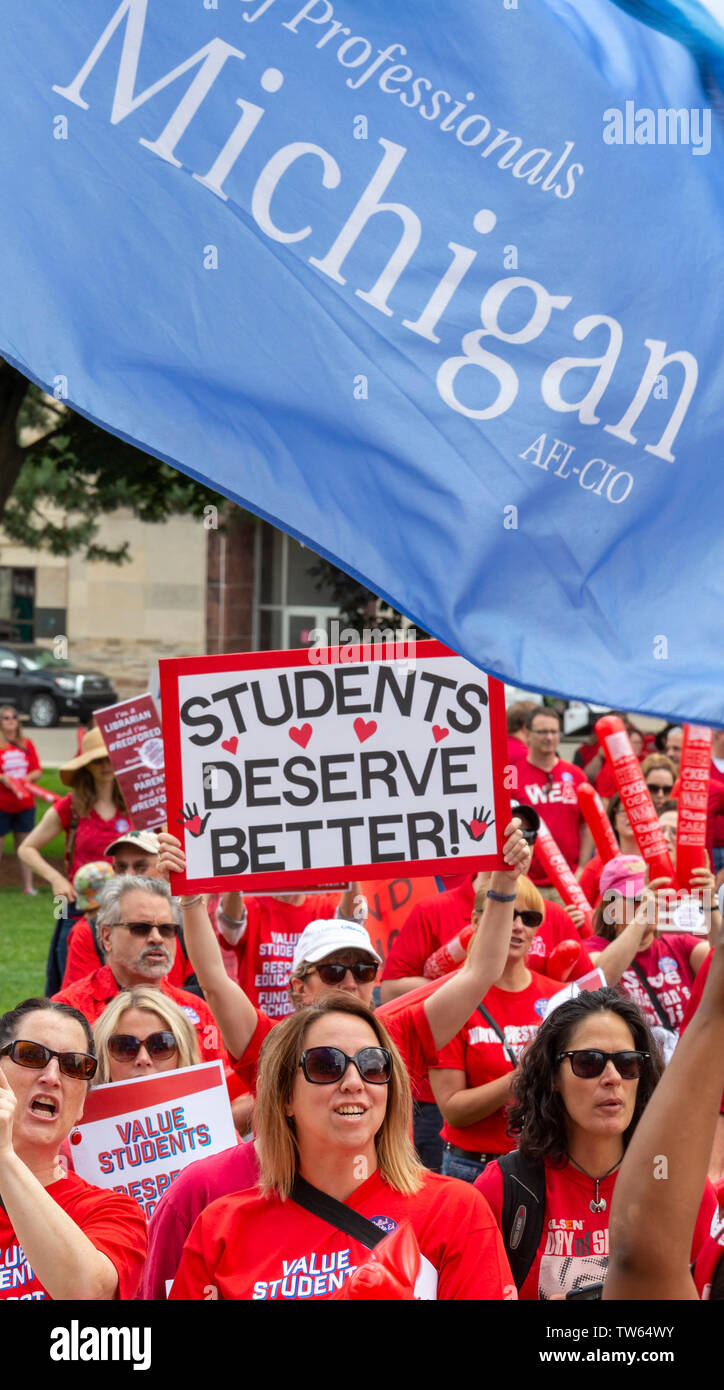 Lansing, Michigan STATI UNITI D'America - 18 Giugno 2019 - Michigan raccolse insegnanti presso il Campidoglio alla domanda che il legislatore ad aumentare i finanziamenti per la pubblica educa Foto Stock