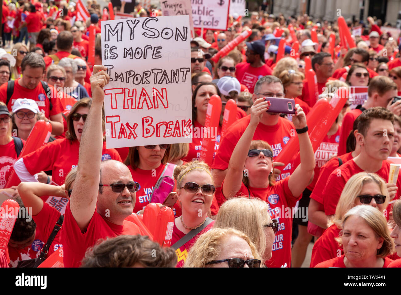 Lansing, Michigan STATI UNITI D'America - 18 Giugno 2019 - Michigan raccolse insegnanti presso il Campidoglio alla domanda che il legislatore ad aumentare i finanziamenti per la pubblica educa Foto Stock
