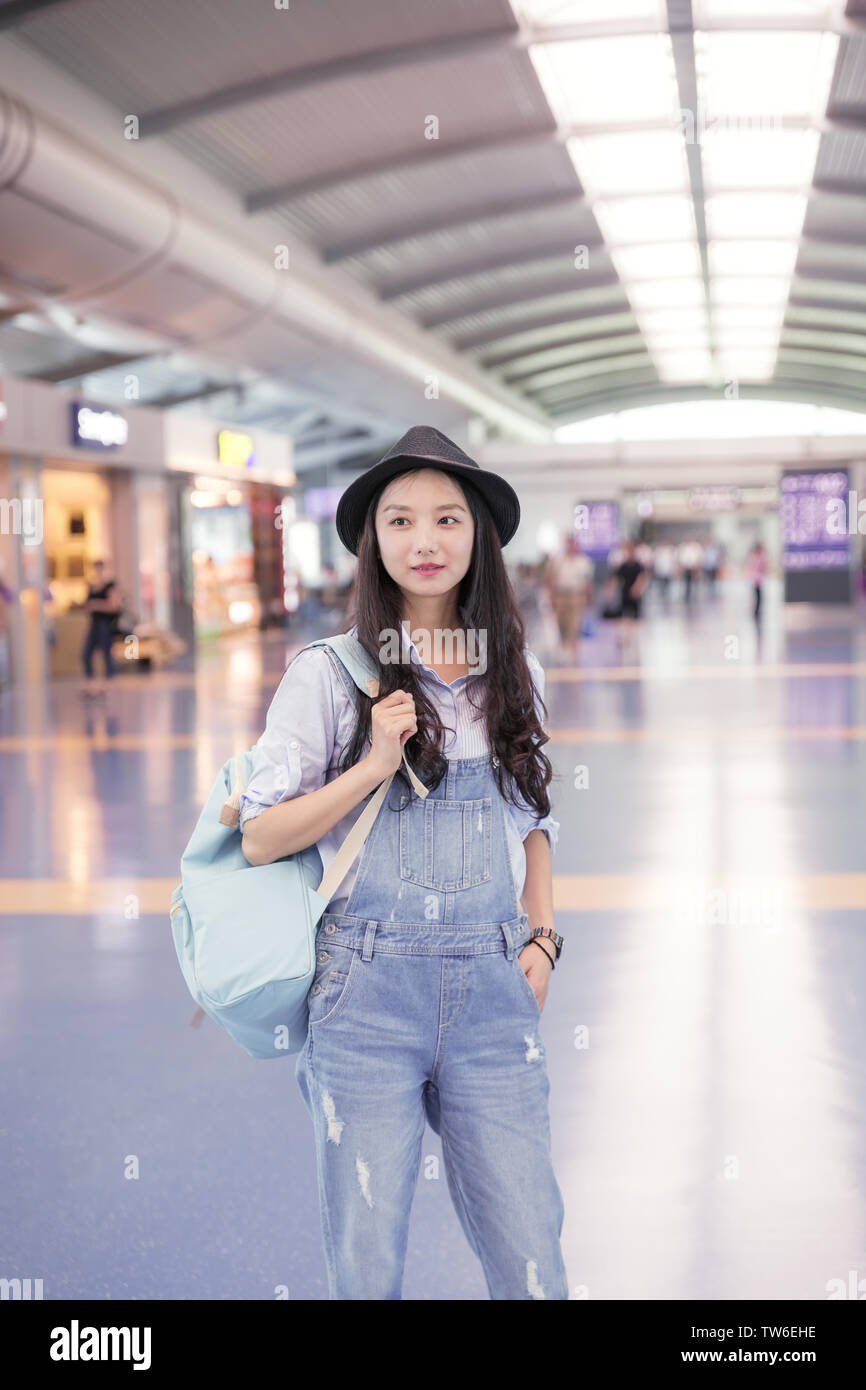 Moda ragazza che trasportano backpacking all aeroporto Foto Stock