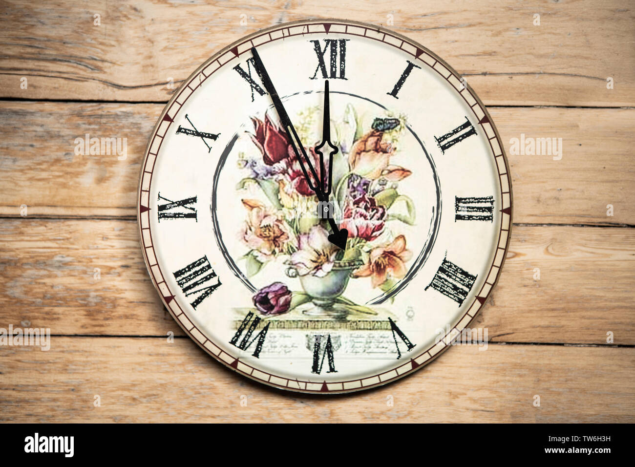 Vintage orologio da parete. Vecchio stile orologio pensile Foto Stock