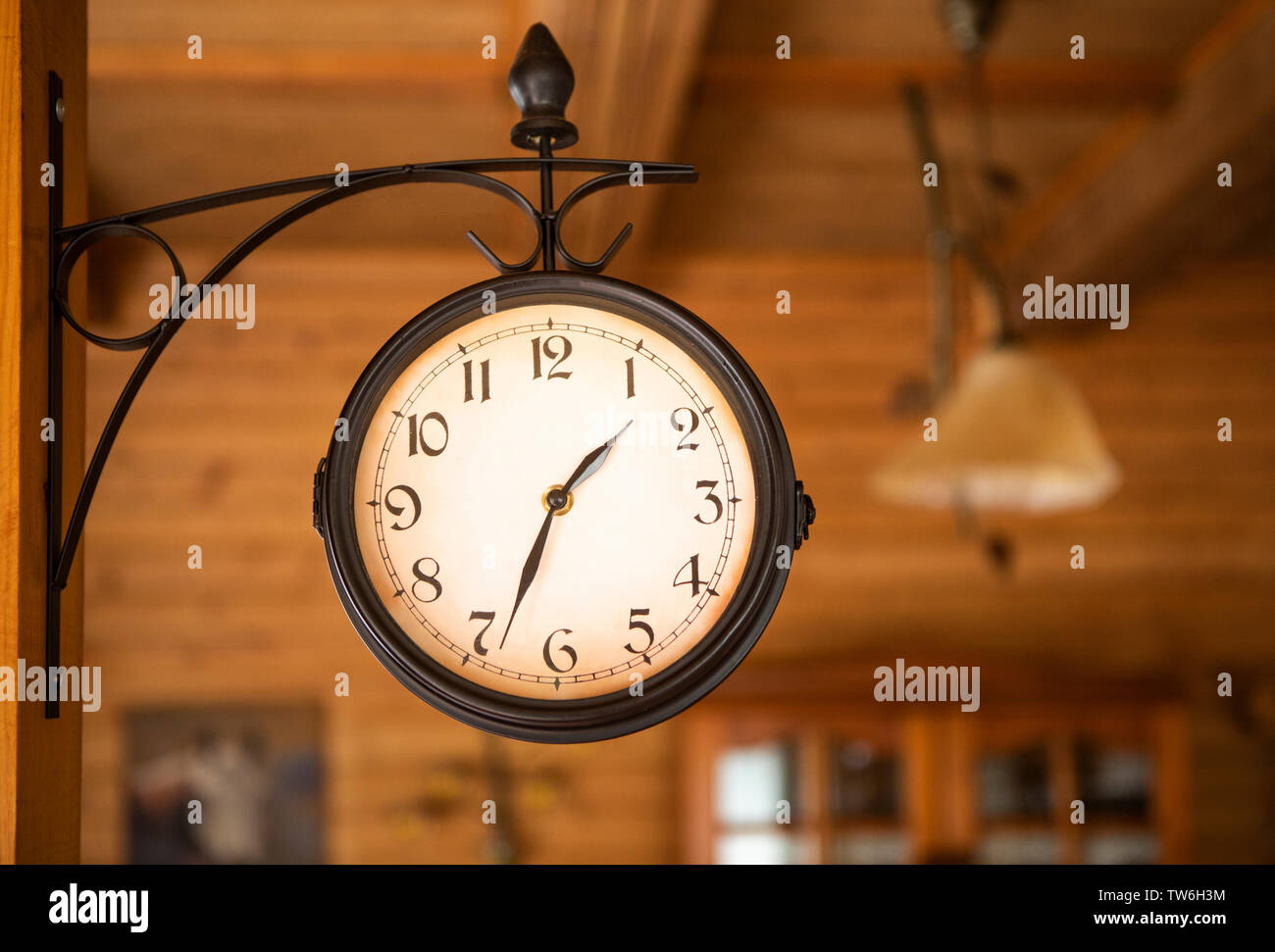 Vintage orologio da parete. Vecchio stile orologio pensile Foto Stock