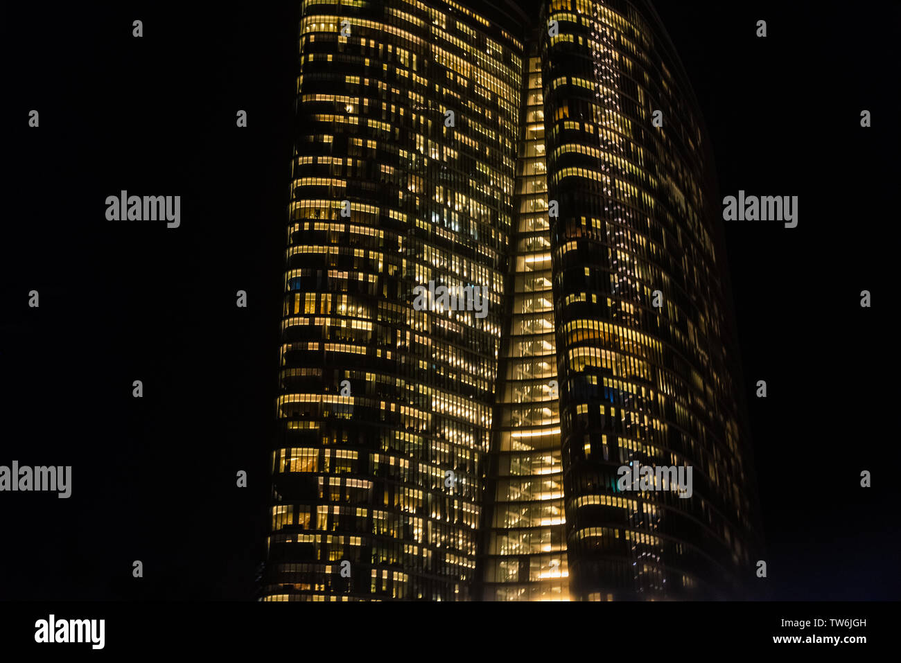 Vista notturna di alto e moderno, Abu Dhabi, Emirati Arabi Uniti Foto Stock