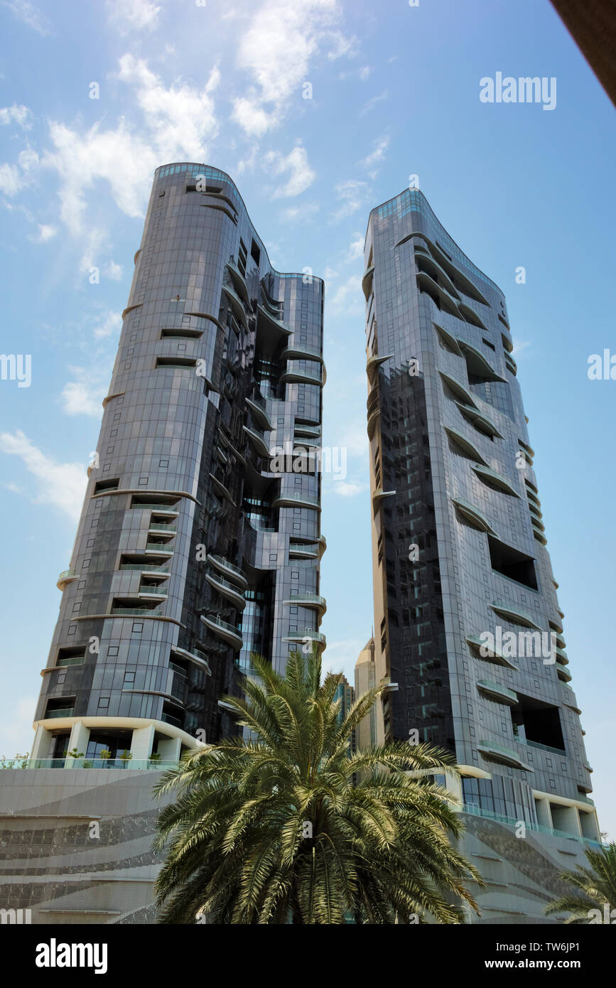 Alto e moderno nel centro di Abu Dhabi, Emirati Arabi Uniti Foto Stock