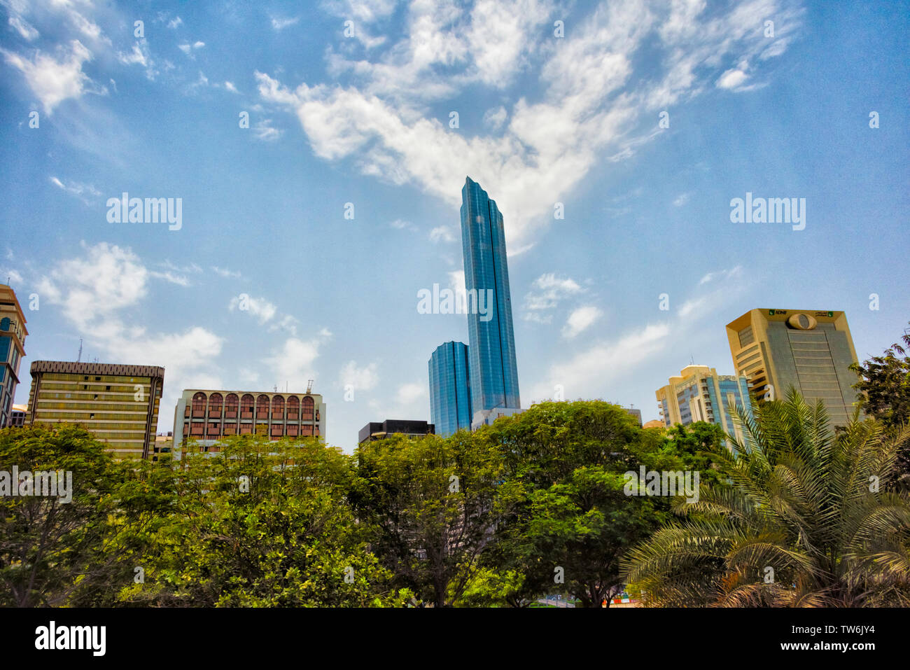 Alto e moderno nel centro di Abu Dhabi, Emirati Arabi Uniti Foto Stock
