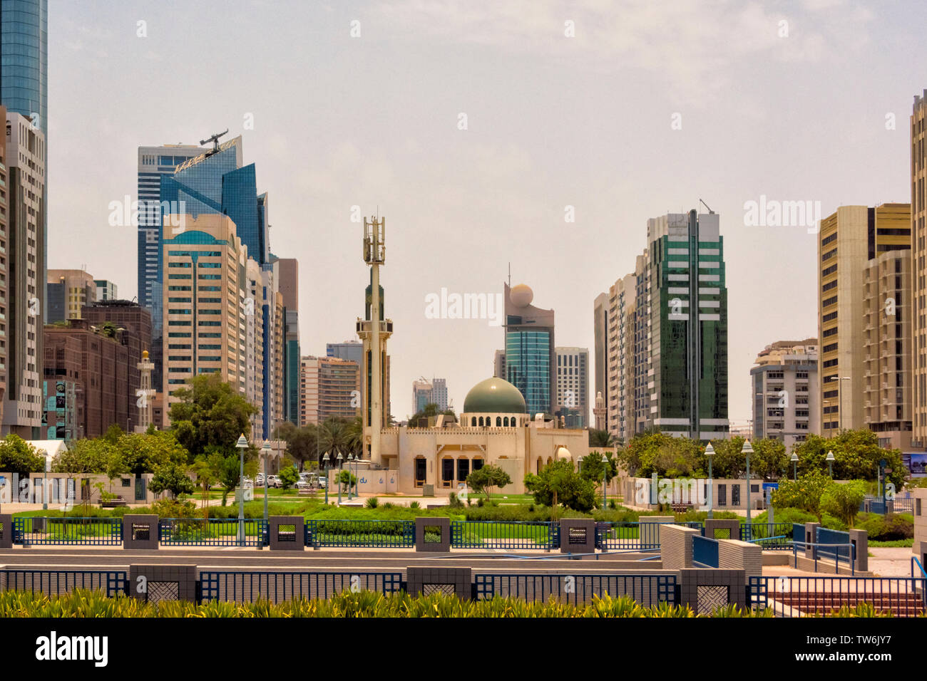 Alto e moderno nel centro di Abu Dhabi, Emirati Arabi Uniti Foto Stock