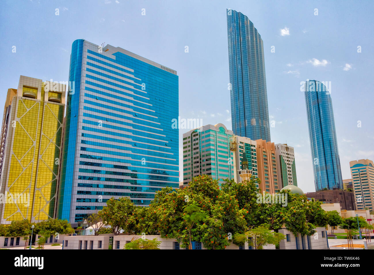 Alto e moderno nel centro di Abu Dhabi, Emirati Arabi Uniti Foto Stock