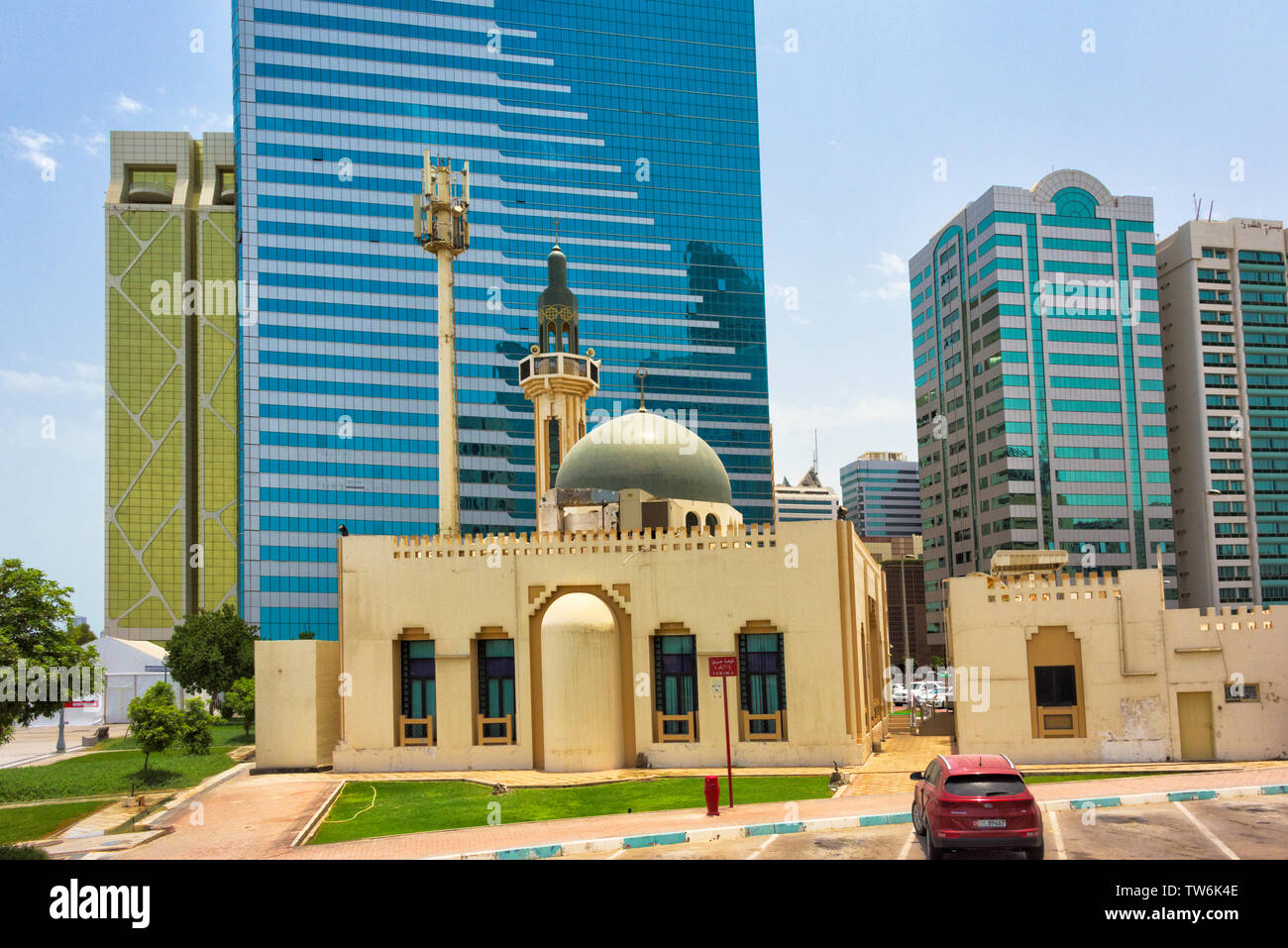 Alto e moderno e la moschea di downtown, Abu Dhabi, Emirati Arabi Uniti Foto Stock