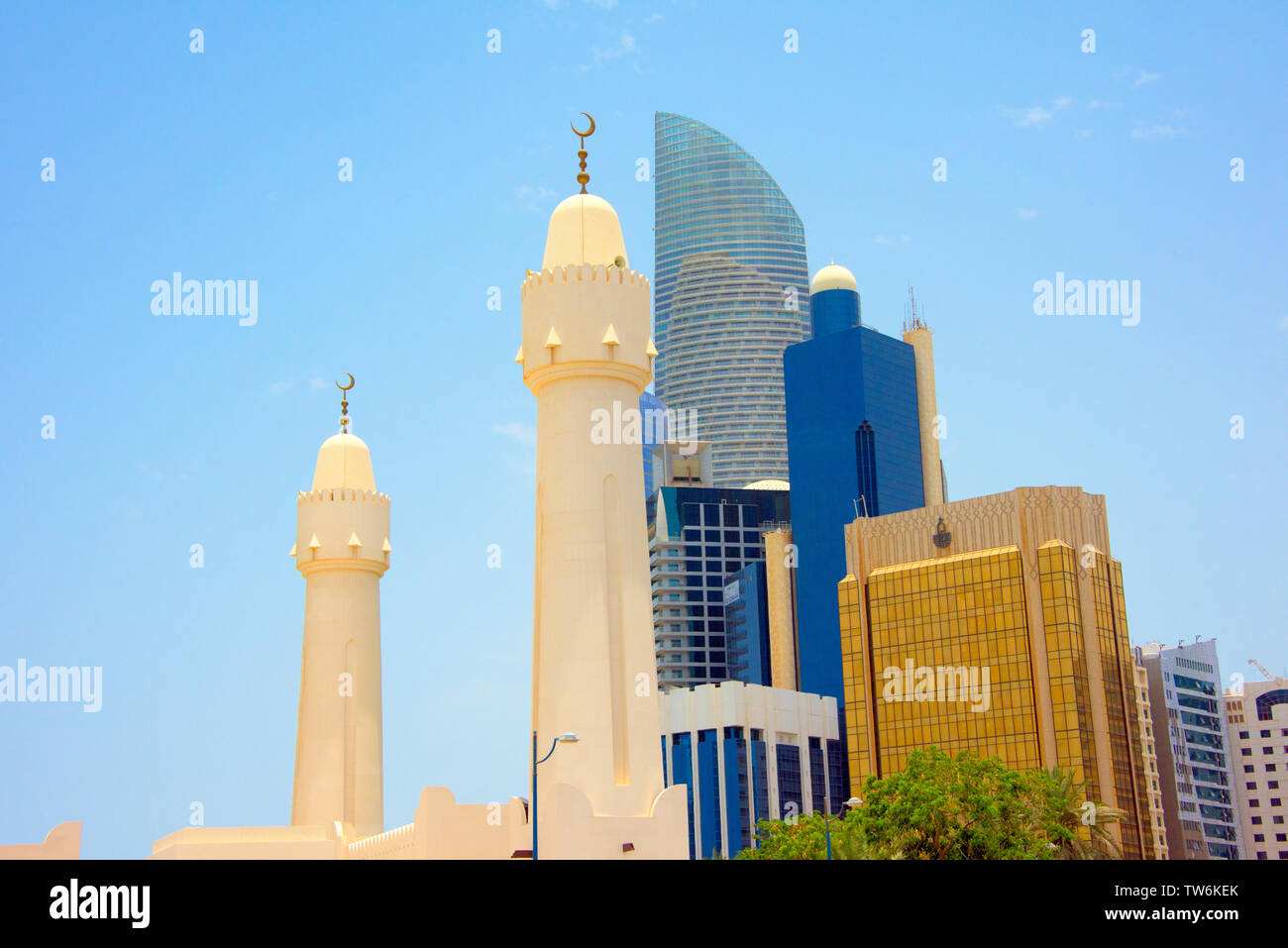 Moschea con alto moderno sorge nel centro cittadino di Abu Dhabi, Emirati Arabi Uniti Foto Stock