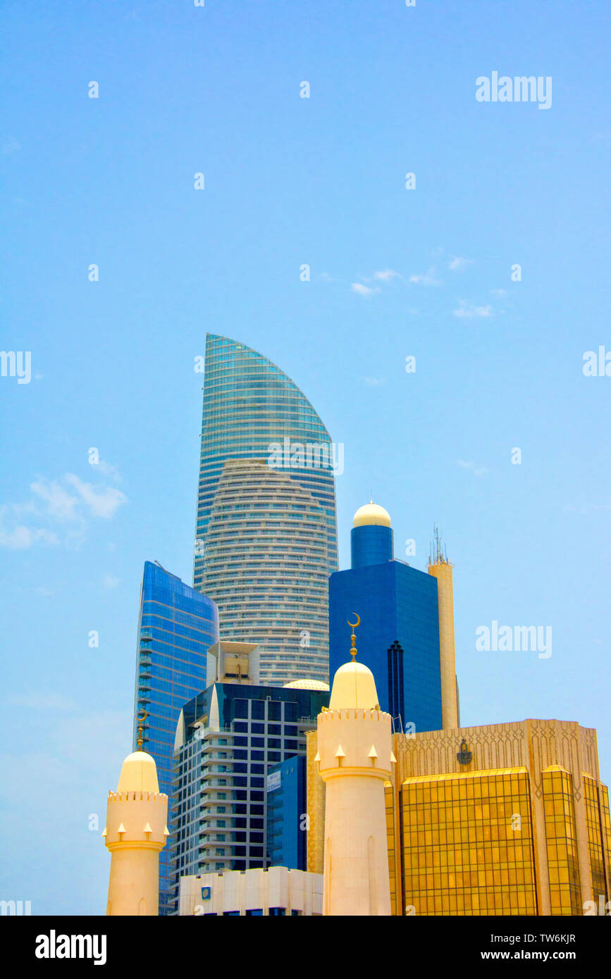 Moschea con alto moderno sorge nel centro cittadino di Abu Dhabi, Emirati Arabi Uniti Foto Stock