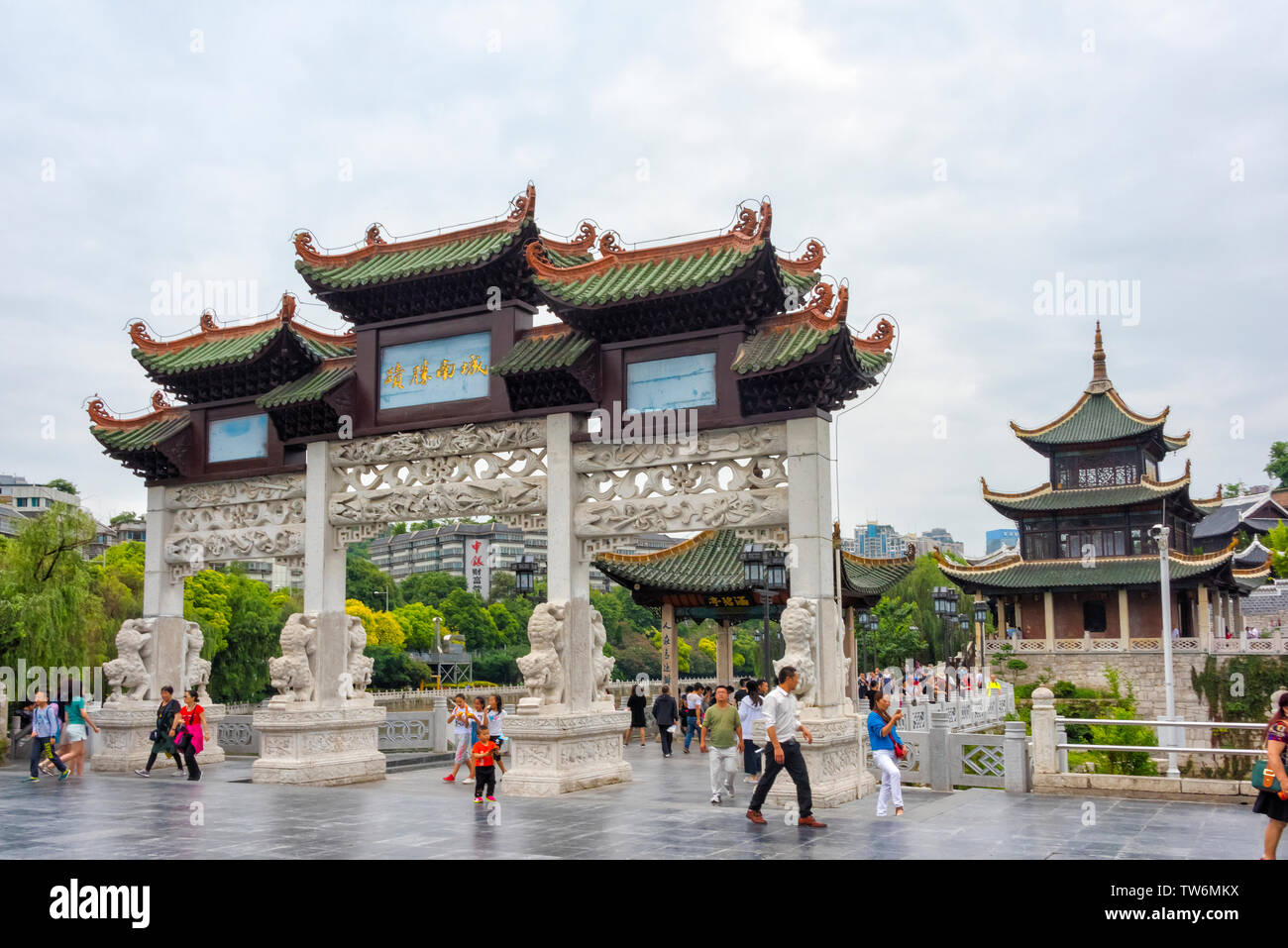Memorial Archway nella parte anteriore del padiglione Jiaxiu, Guiyang, Guizhou, Cina Foto Stock