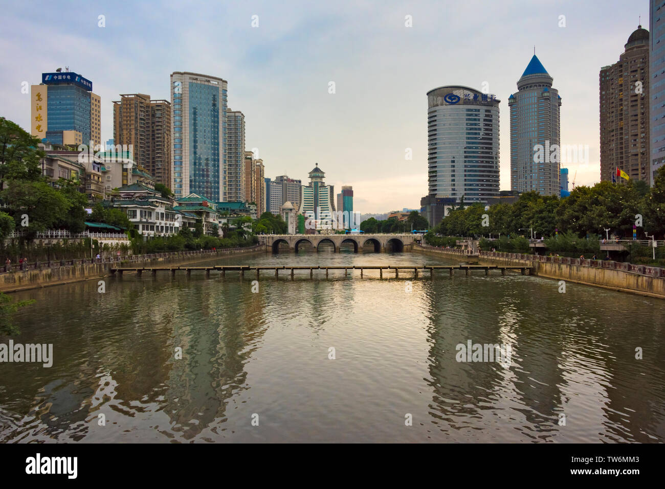Edifici lungo il Fiume Nanming, Guiyang, Guizhou, Cina Foto Stock