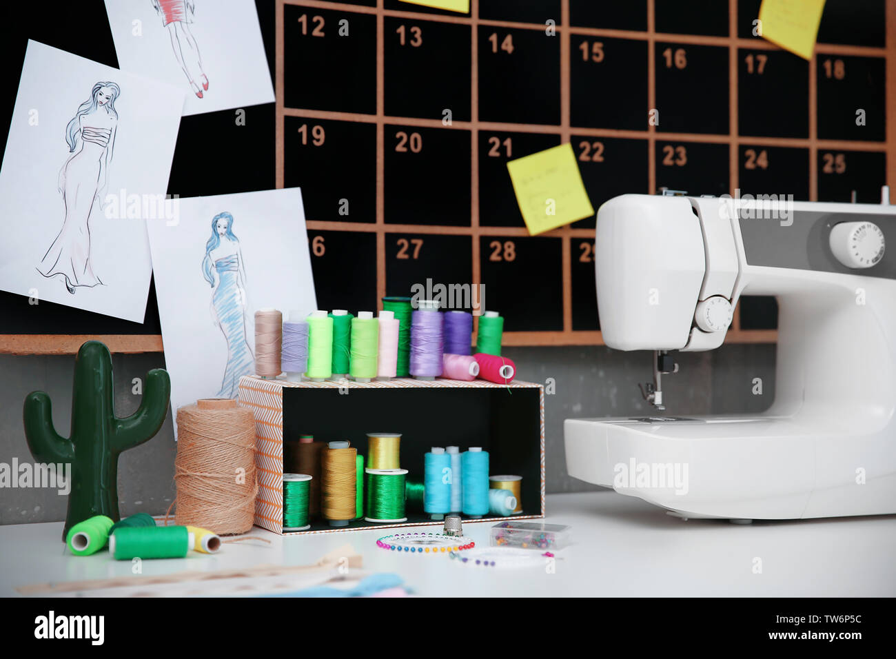 Moderna macchina di cucitura e di adattare gli accessori sul tavolo Foto Stock