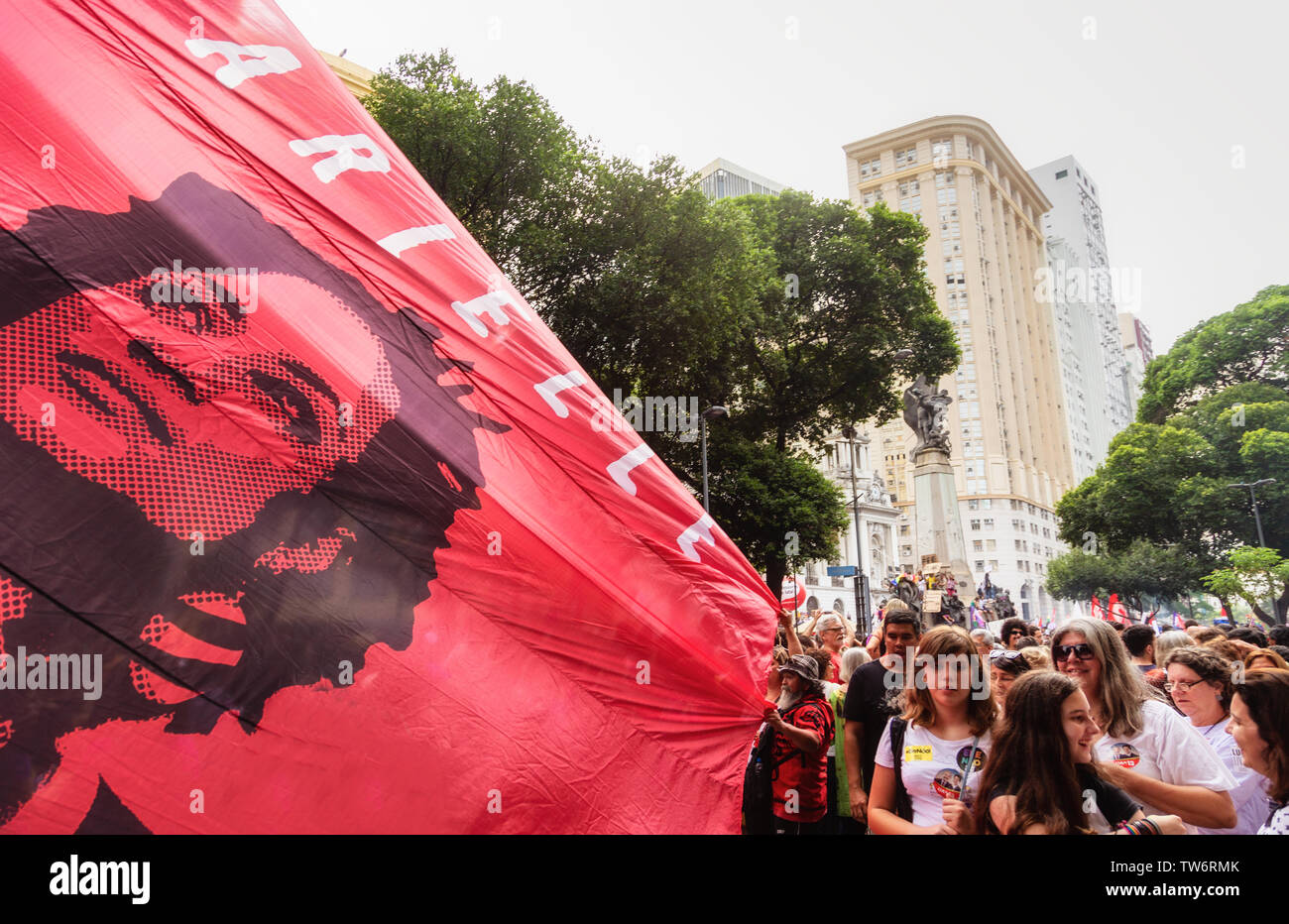 Rio de Janeiro, Brasile - 29 Settembre 2018: il dimostratore onda a Marielle bandiera ad una riunione di protesta contro Bolsonaro Foto Stock