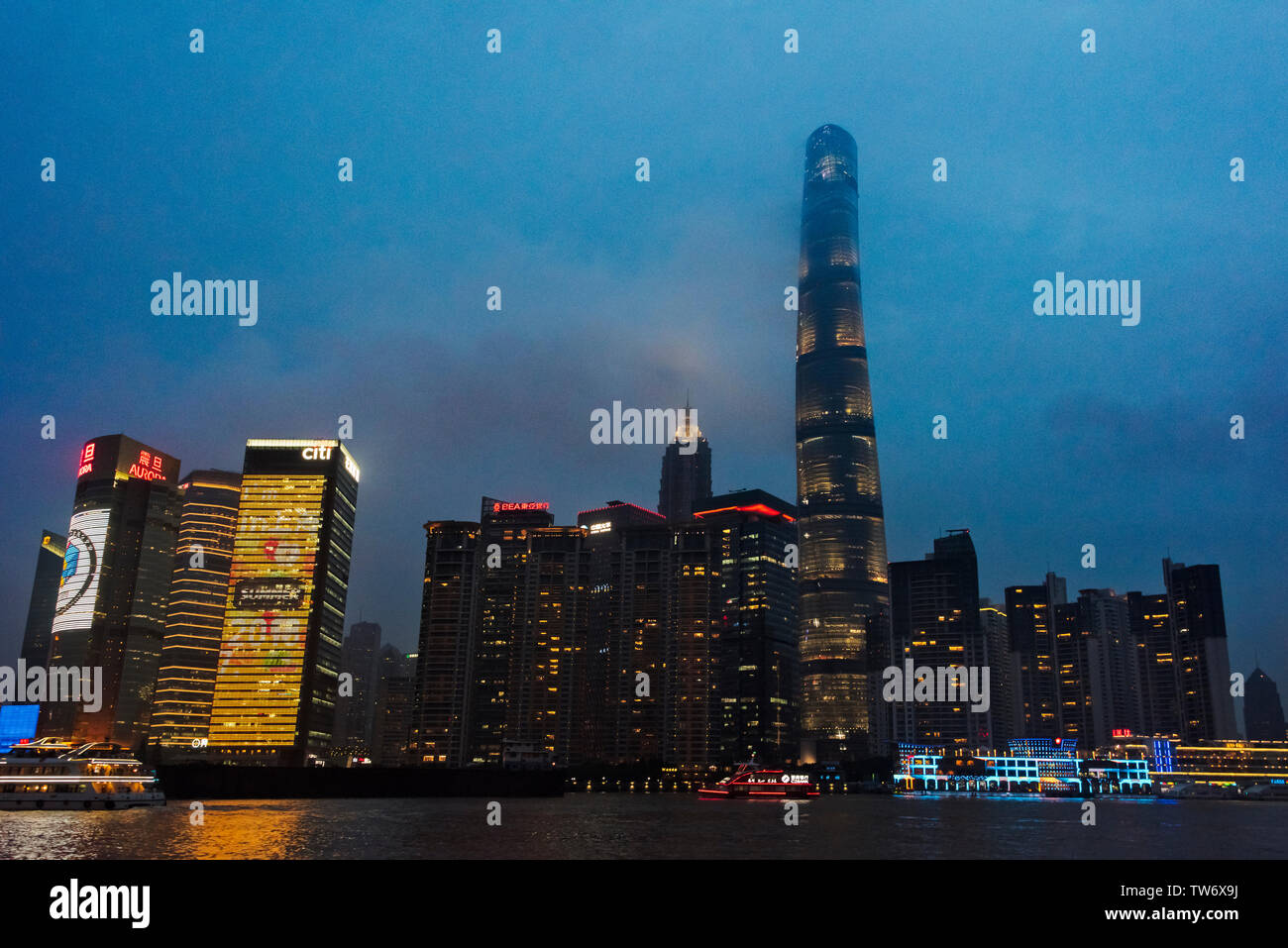 Vista notturna della skyline di Pudong dal fiume Huangpu dominato da Shanghai Tower, Shanghai, Cina Foto Stock