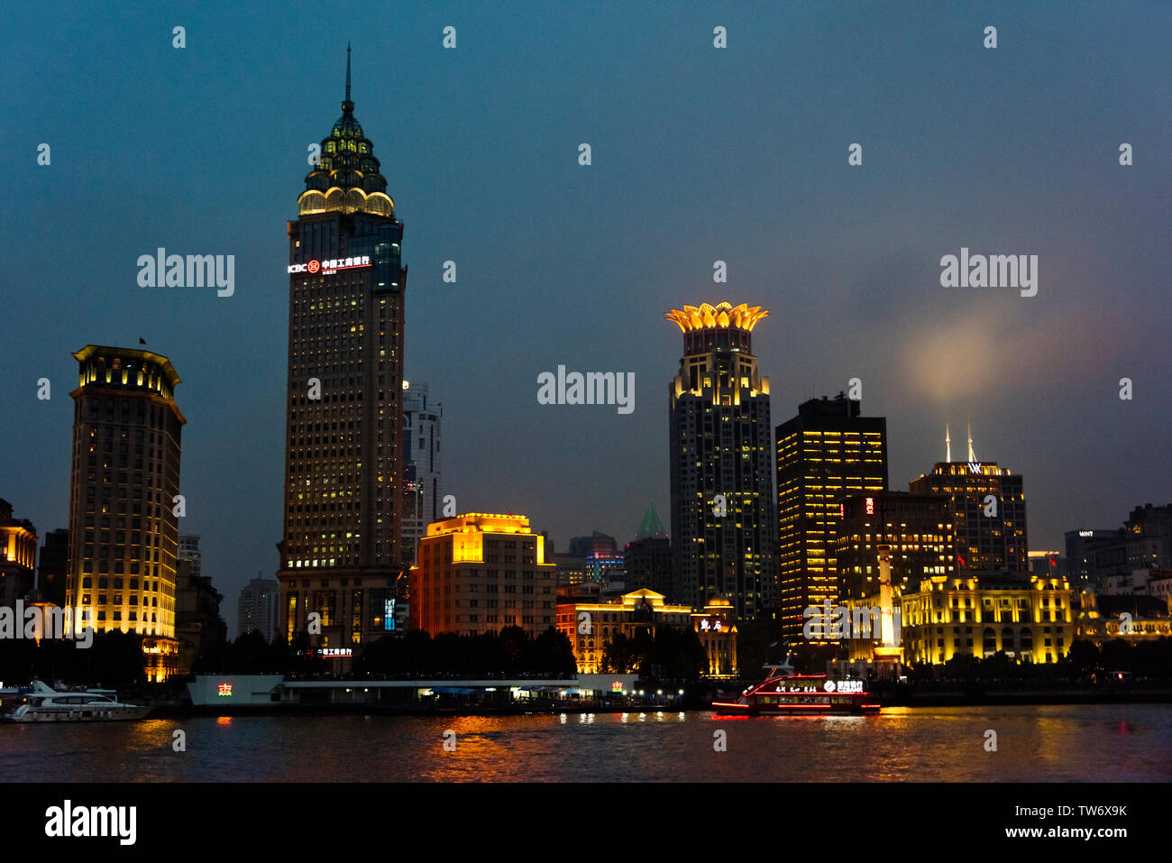 Vista notturna di edifici lungo il fiume Huangpu, Shanghai, Cina Foto Stock