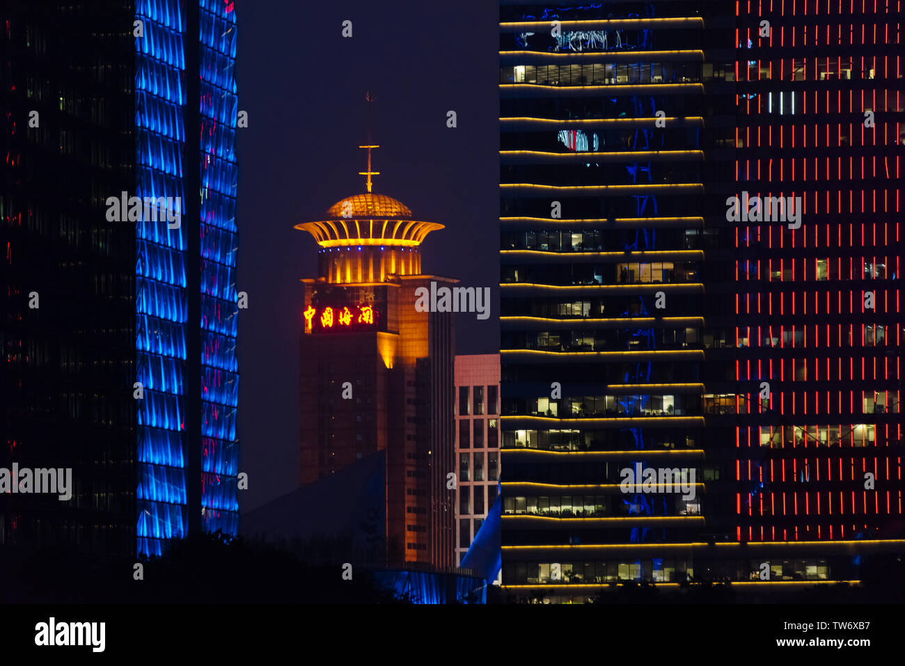 Vista notturna di alta sorge, Pudong, Shanghai, Cina Foto Stock