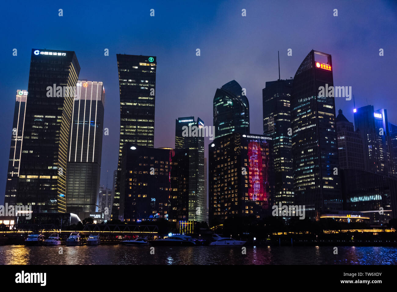 Vista notturna di alta sorge dal fiume Huangpu, Pudong, Shanghai, Cina Foto Stock