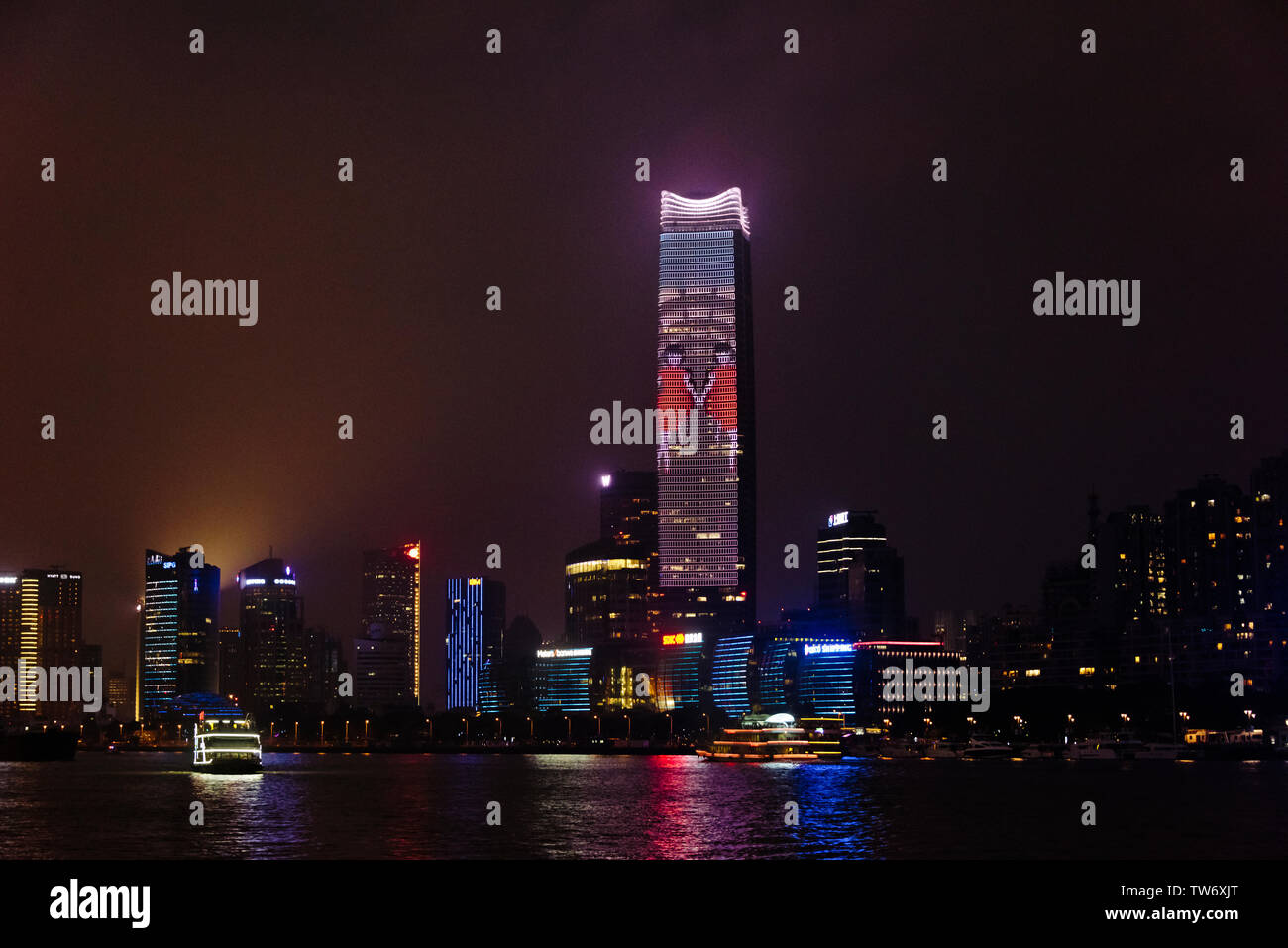 Vista notturna di alta sorge dal fiume Huangpu, Pudong, Shanghai, Cina Foto Stock