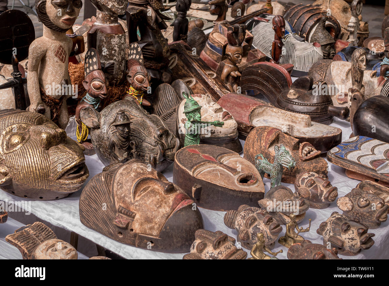 Parigi, Francia - 25 Maggio 2019: il mercato Aligre, con persone di acquisto e vendita di frutta e verdura e maschere antiche, il sabato mattina. Foto Stock