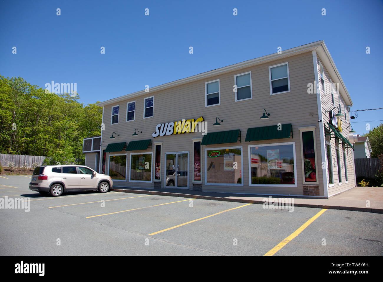 Sackville, Nova Scotia, Canada- Giugno 15, 2019: Esterno della metropolitana ristorante con finestre di vetro e vuoti spazi di parcheggio Foto Stock