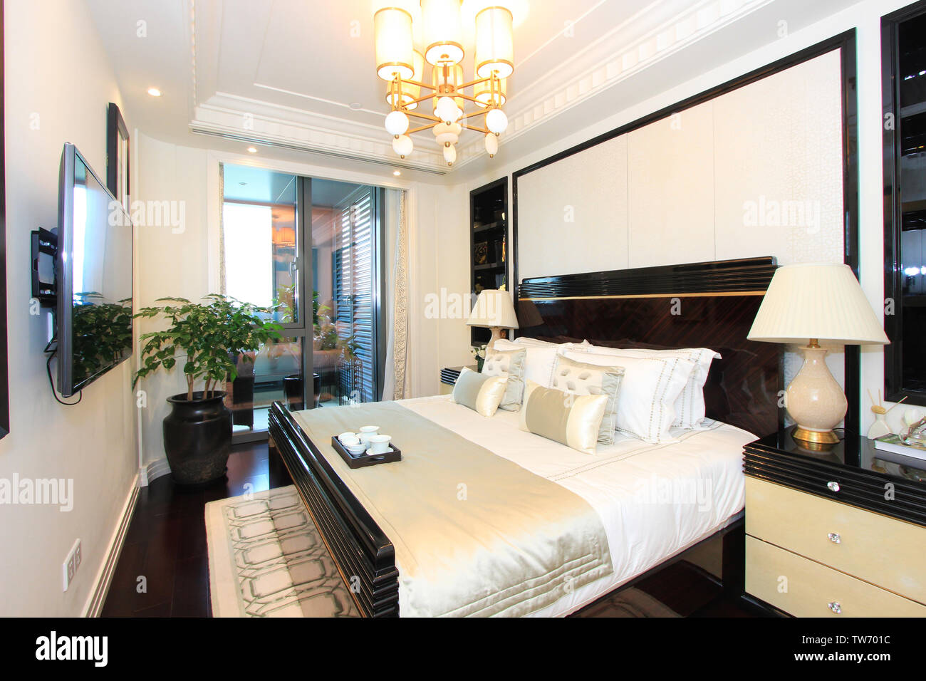 Una varietà di camere design, una varietà di stili. Camera da letto camera camera design interior design interior design materiale di sfondo bianco lenzuola e materassi con finestre da pavimento a soffitto pulito e semplice. Il design moderno design design house house design luminoso balcone terrazza design paesaggio interiore clothestable decorazione decorativi progettazione, camera da letto, Foto Stock