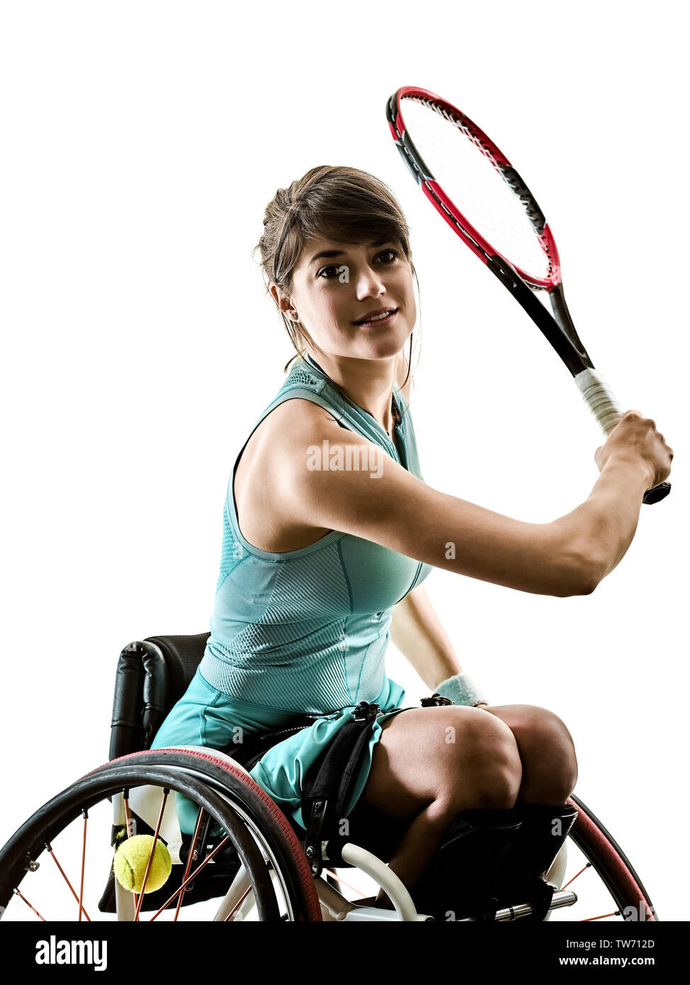 Un caucasian giovani handicappati giocatore di tennis donna in sport in carrozzella tudio in silhouette isolati su sfondo bianco Foto Stock