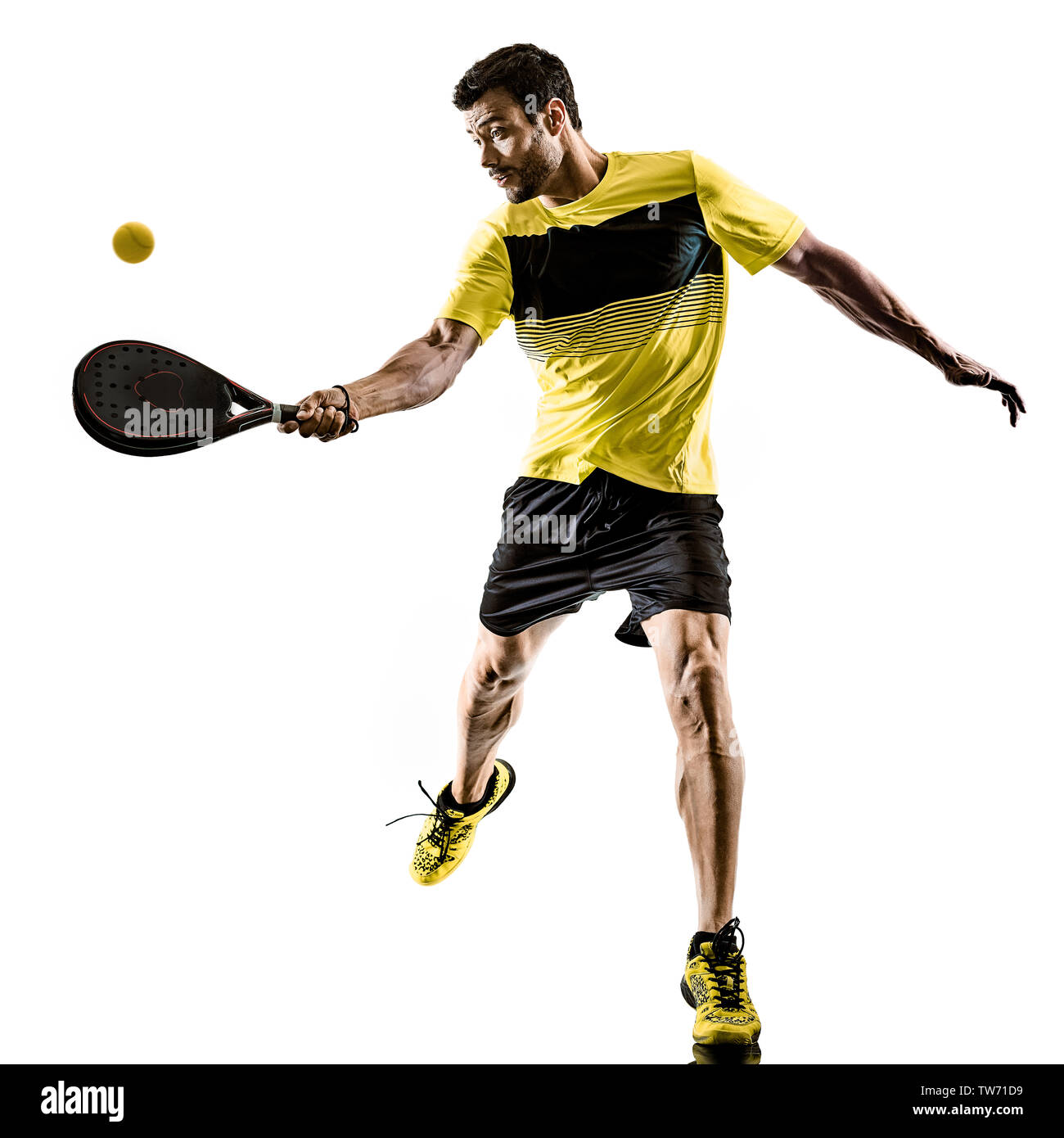 Un uomo caucasico giocare a paddle tennis player isolati su sfondo bianco Foto Stock