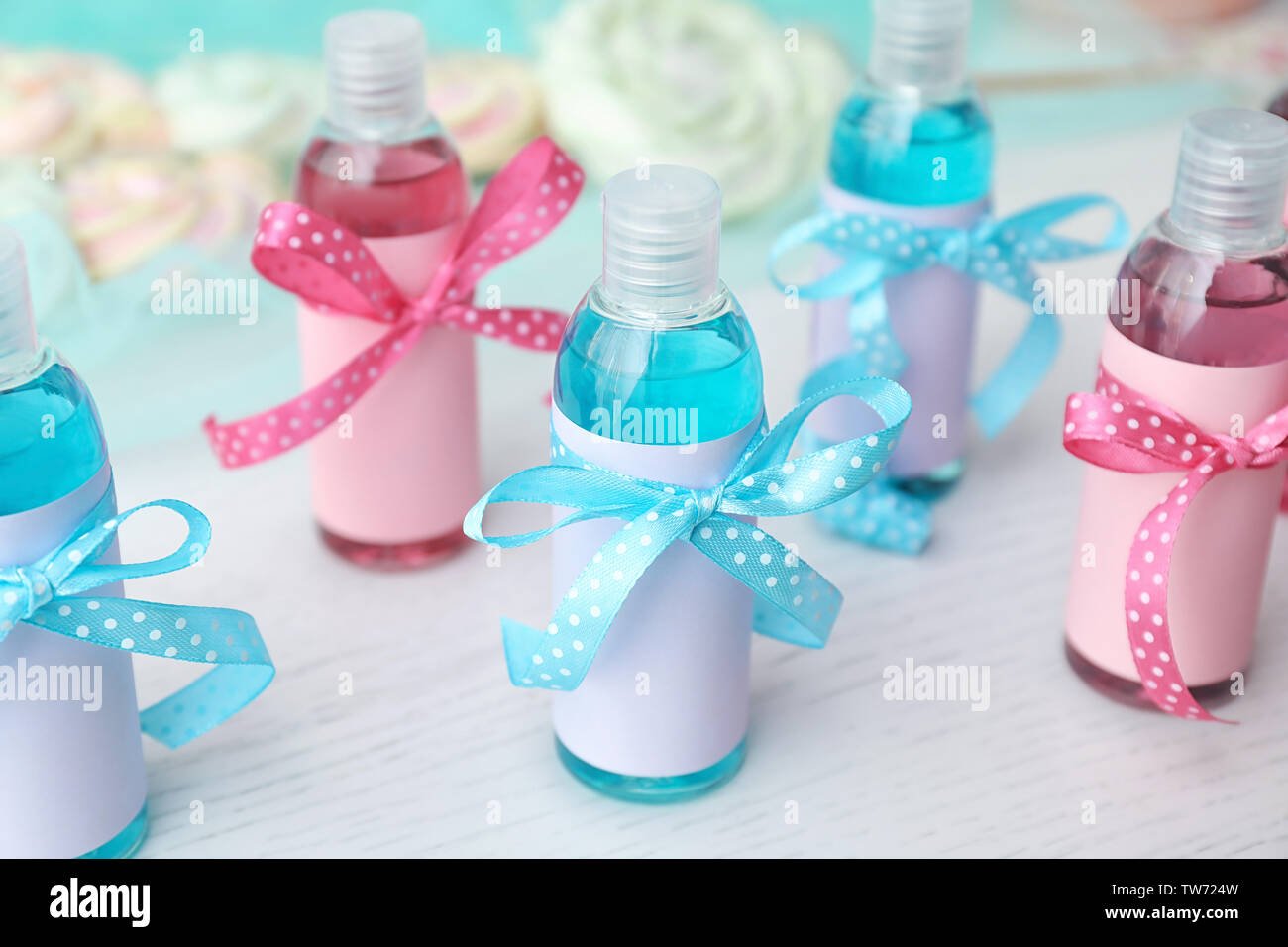 Baby shower regali sul tavolo Foto stock - Alamy
