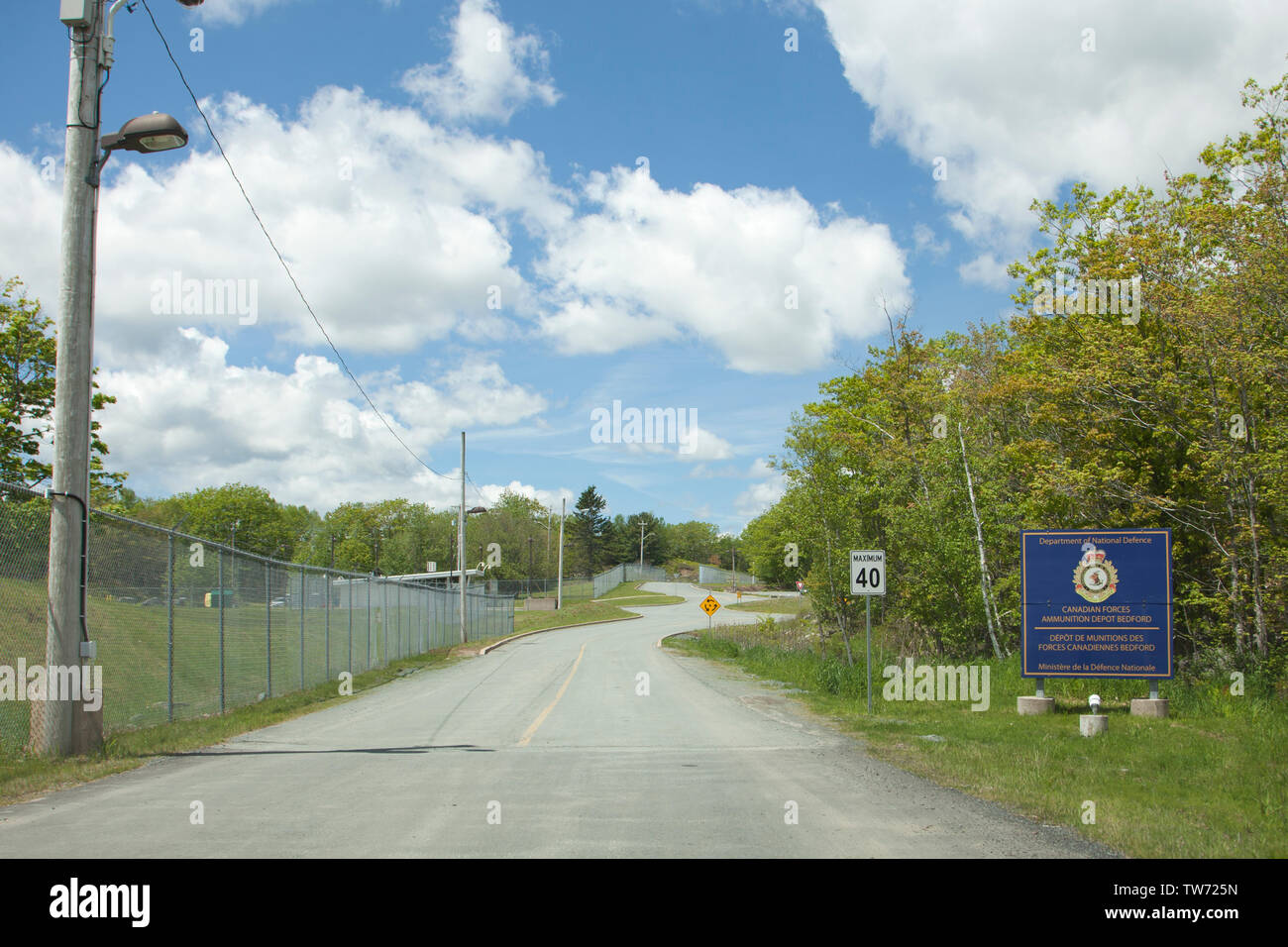 Dartmouth, Nova Scotia, Canada- Giugno 15, 2019: viale di ingresso alla forze canadesi deposito di munizioni sulla rivista Bedford Foto Stock