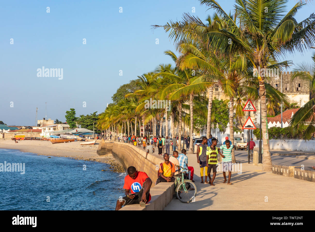 Stone Town , Zanzibar-February 28, 2019 : le persone che si godono la Stone Town waterfront promenade Foto Stock