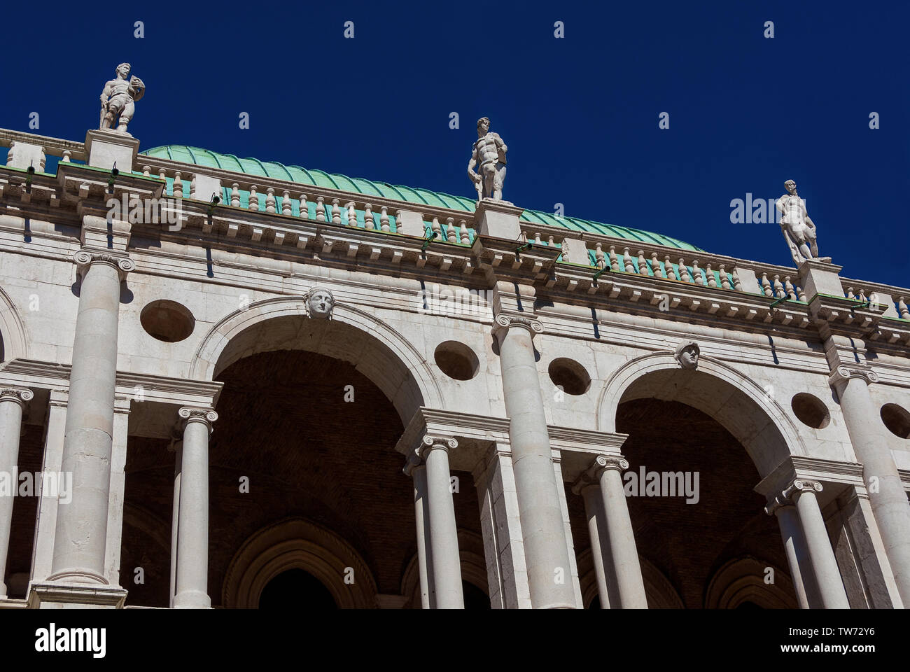Splendida Basilica Palladiana archi marmorei e statue (XVI-XVII secolo) a Vicenza con cielo blu, progettato dal famoso architetto rinascimentale e Foto Stock