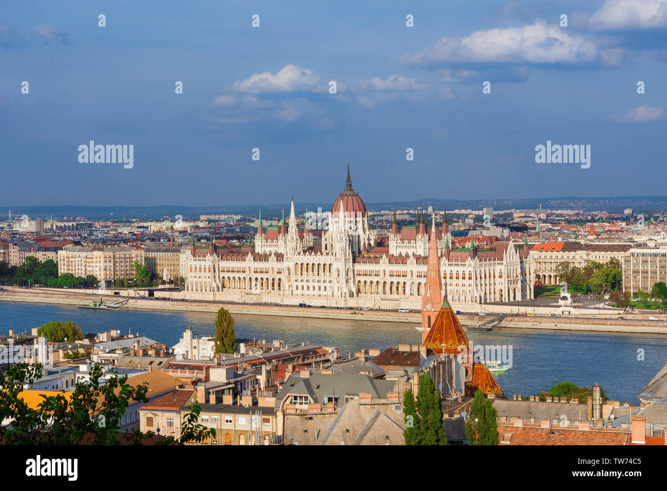 Vista bella di Budapest centro storico con il famoso parlamento ungherese e il fiume Danubio Foto Stock