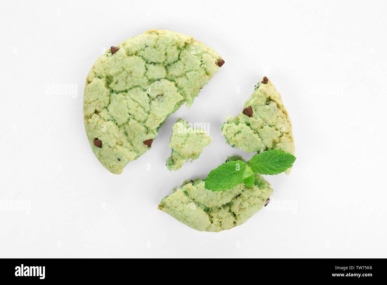 Mint chocolate chip cookie su sfondo bianco Foto Stock