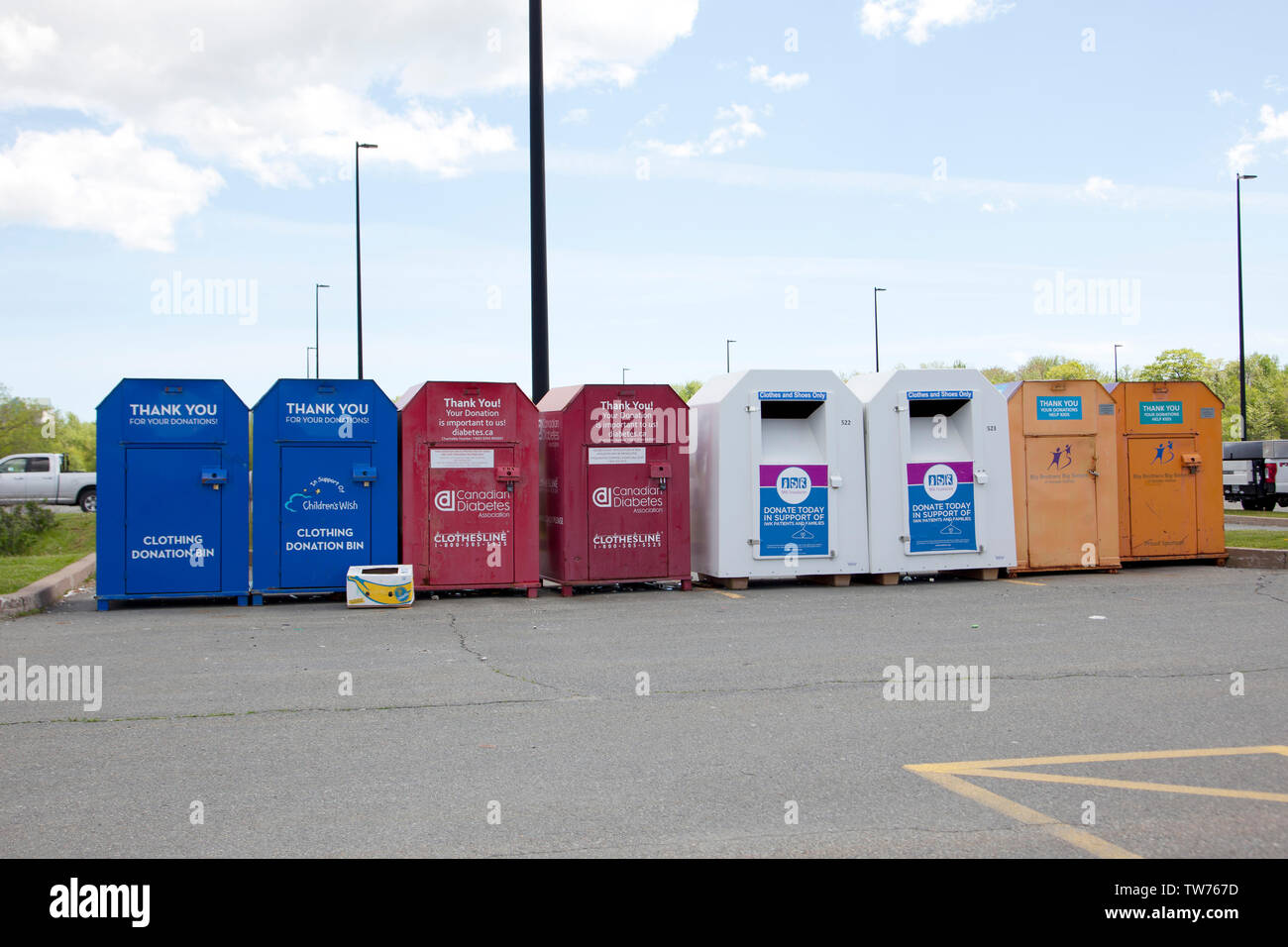 Dartmouth, Nova Scotia, Canada- Giugno 15, 2019: abbigliamento vari scomparti di donazione in Dartmouth Crossing Foto Stock