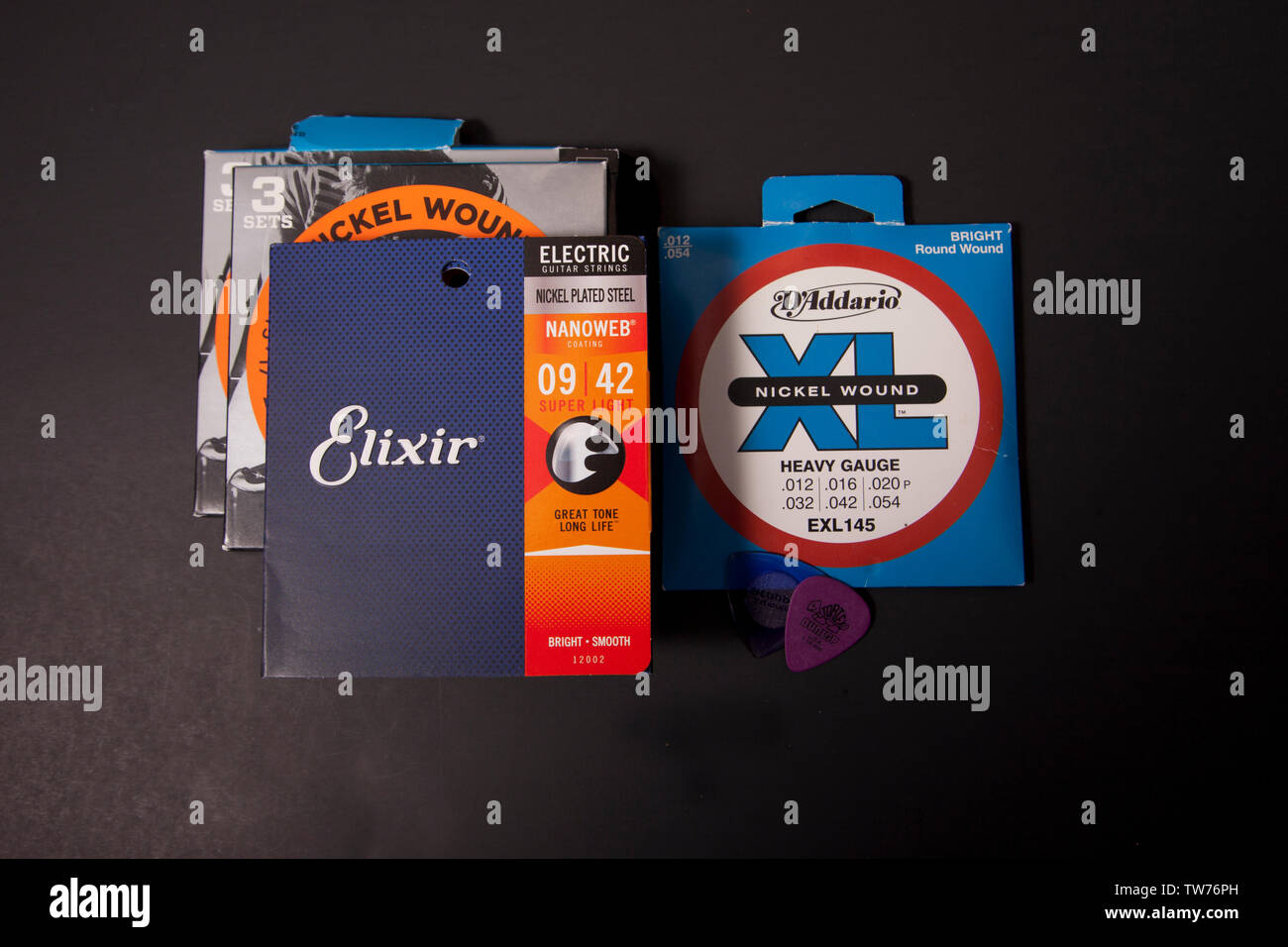 Halifax, Nova Scotia, Canada- Giugno 16, 2019: D'Addario e elisir marca le corde di una chitarra Foto Stock