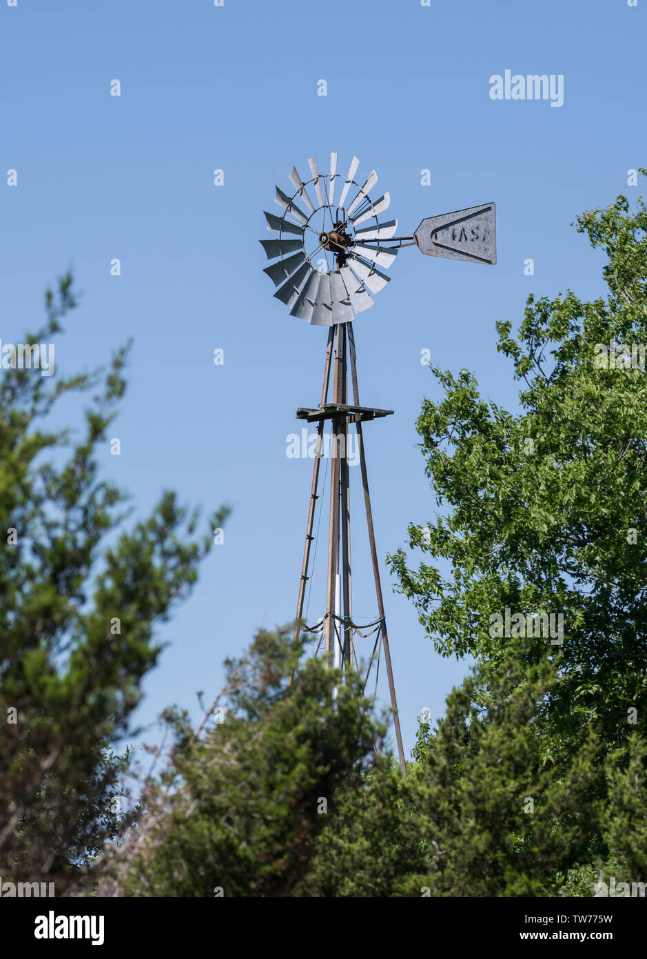 Mulini a vento utilizzati in West Texas per sollevare la massa d'acqua. Hill Country, Texas, Stati Uniti d'America. Foto Stock